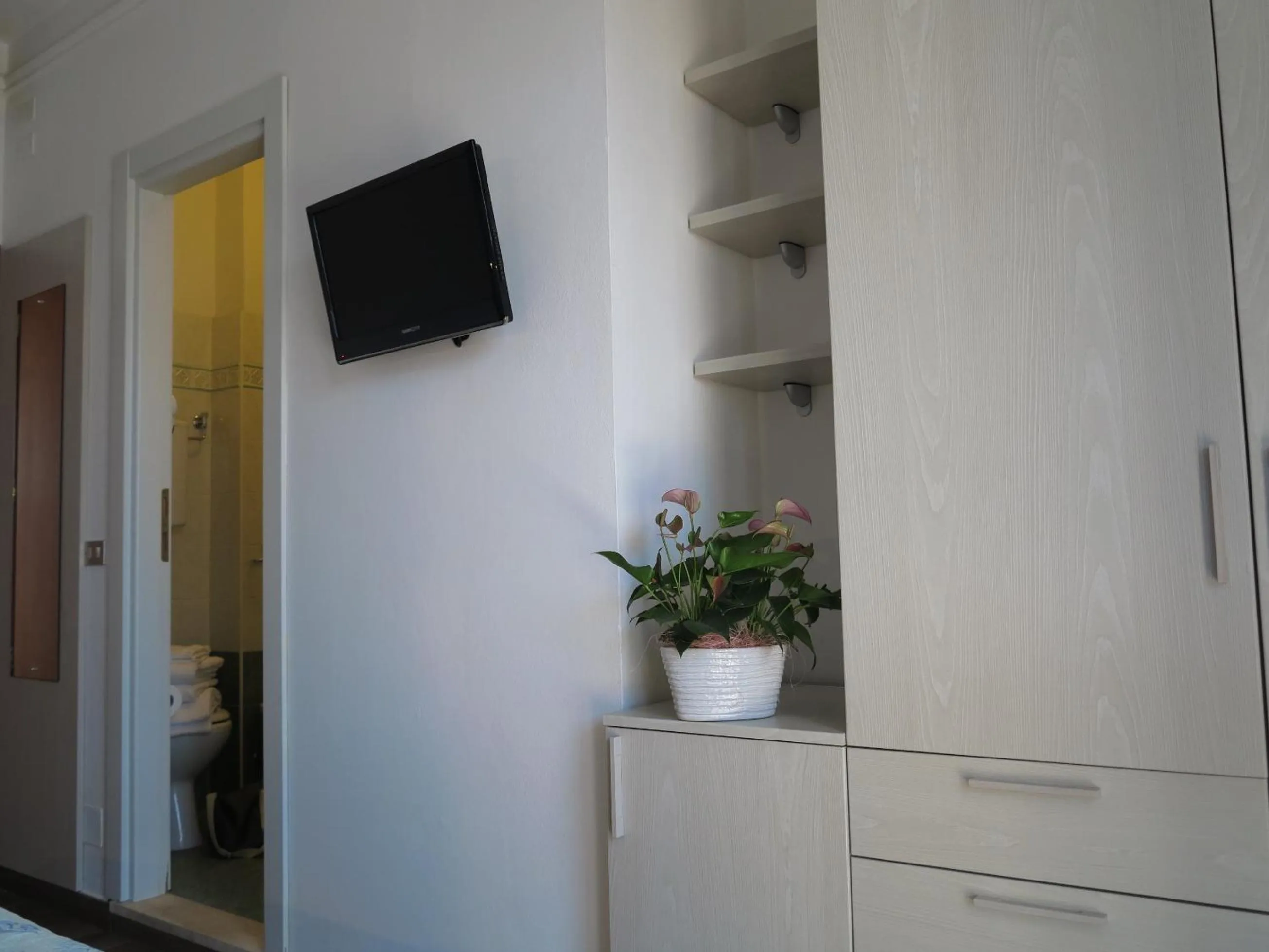 TV and multimedia in Hotel Letizia