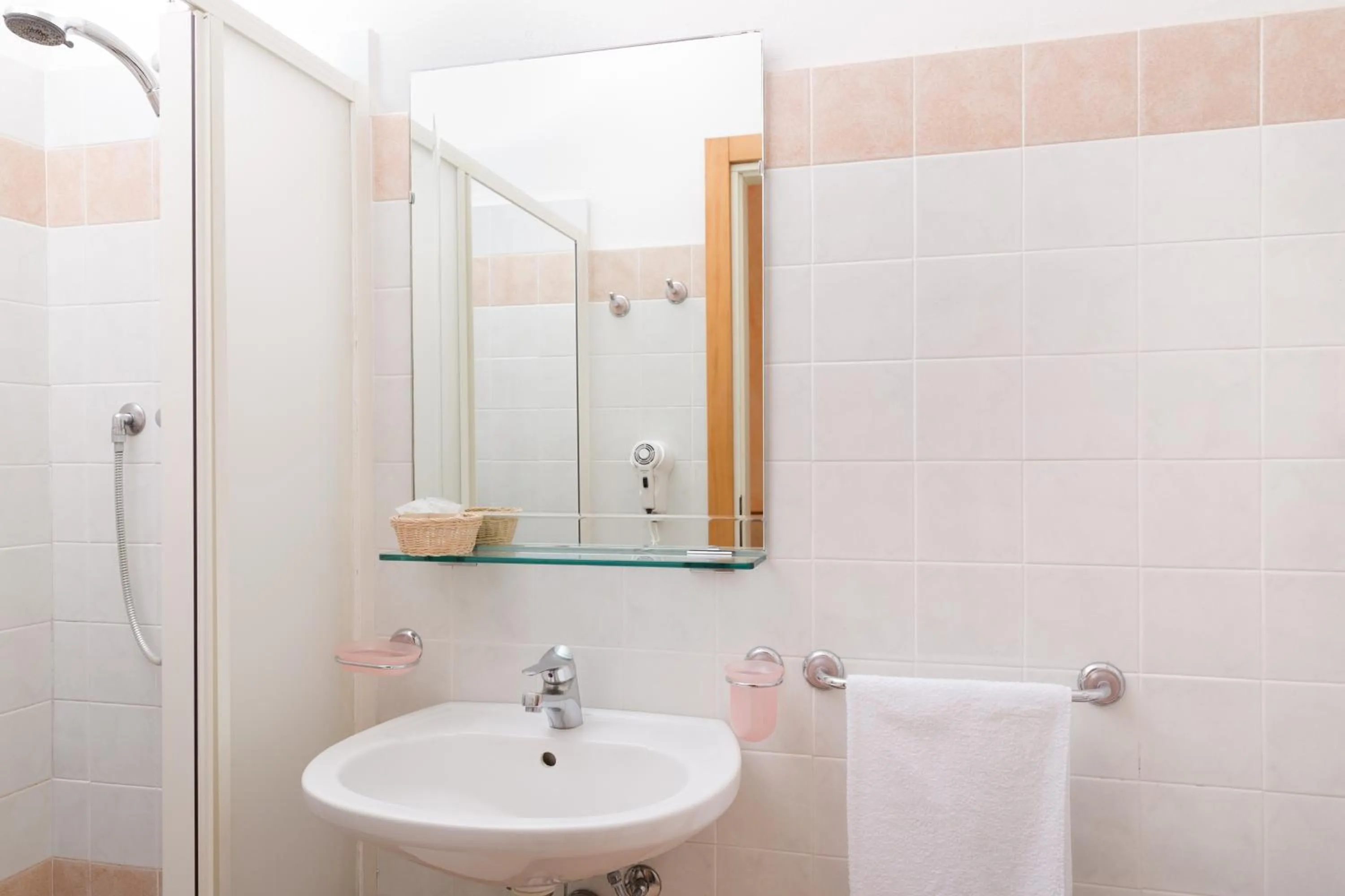 Shower in Hotel Letizia