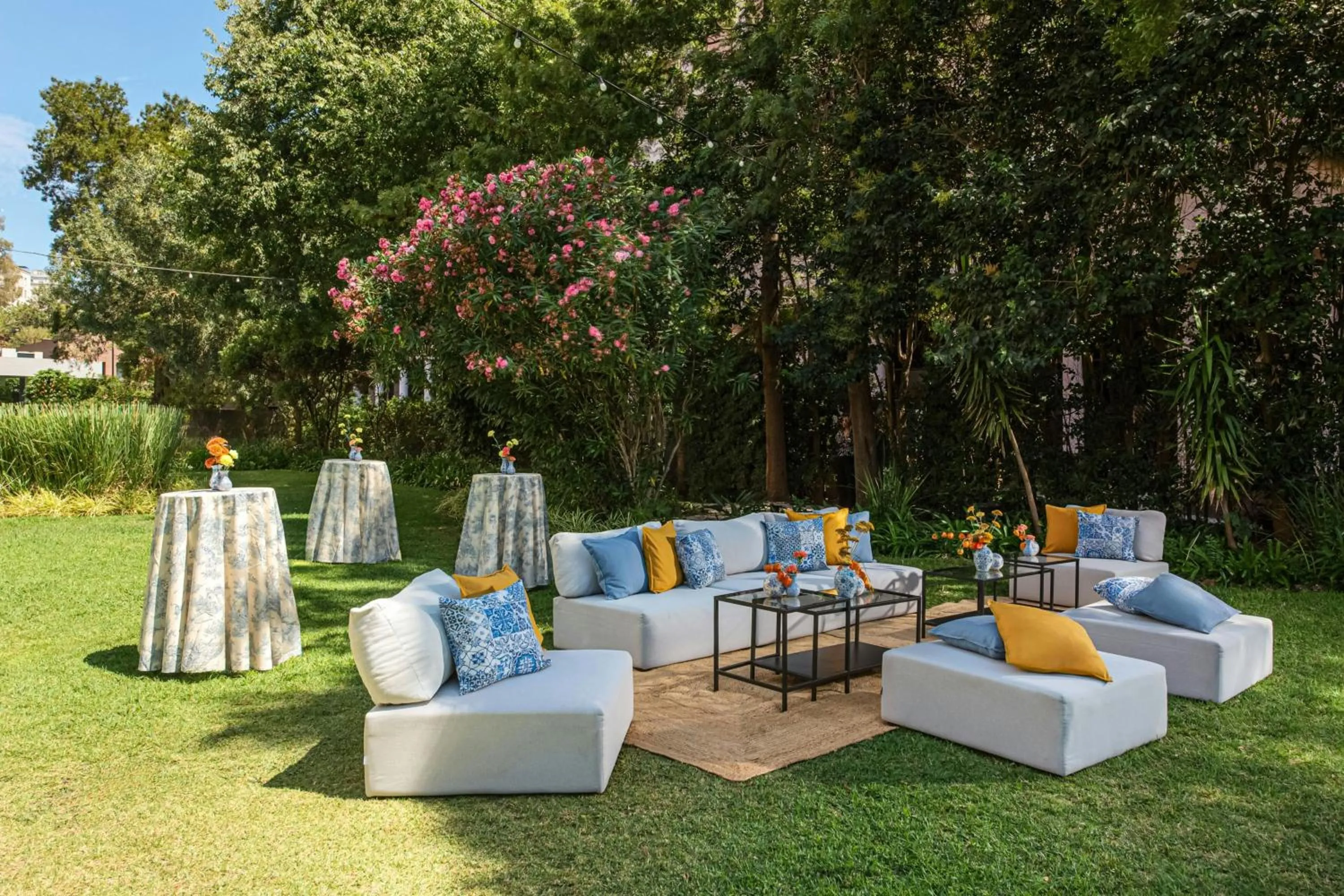 Lounge or bar in Lisbon Marriott Hotel