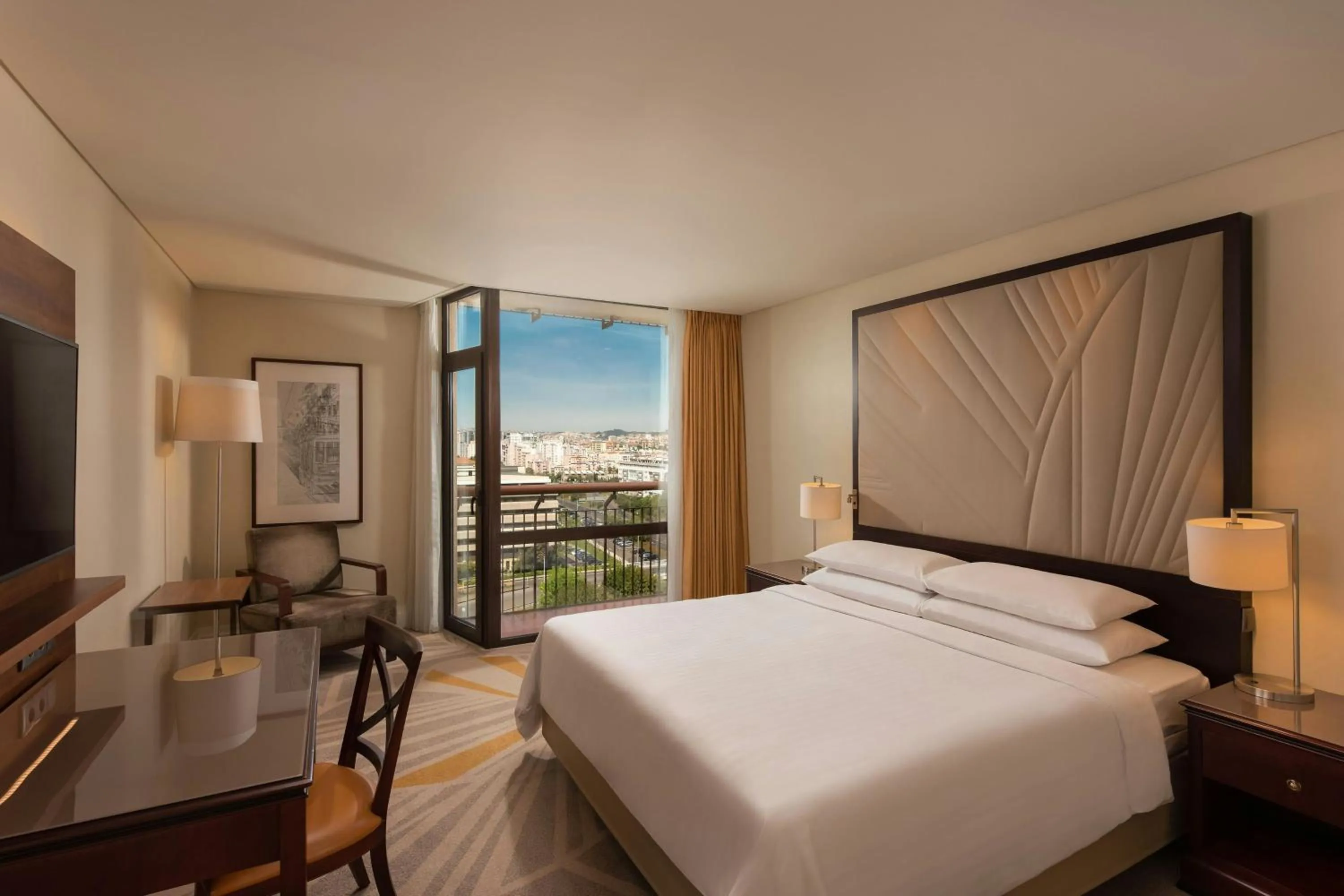 Photo of the whole room, Bed in Lisbon Marriott Hotel