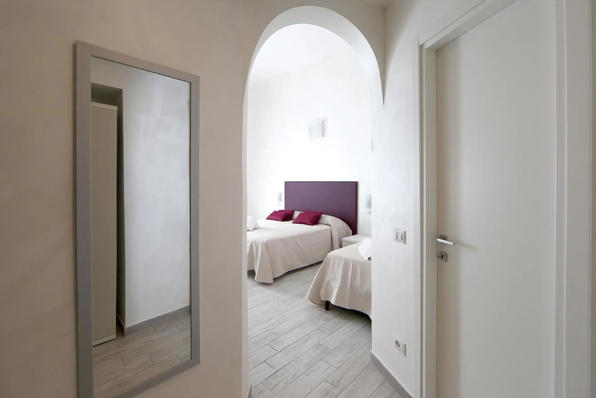 Photo of the whole room, Bed in 47 Steps