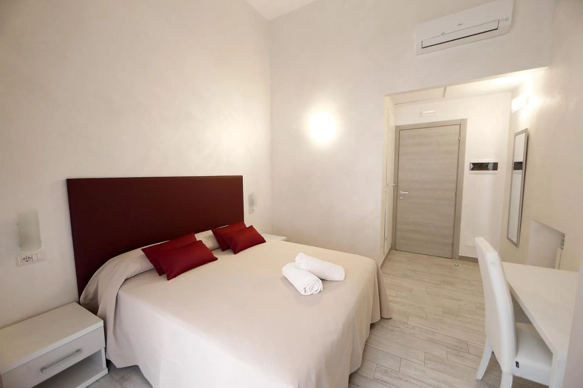 Photo of the whole room, Bed in 47 Steps