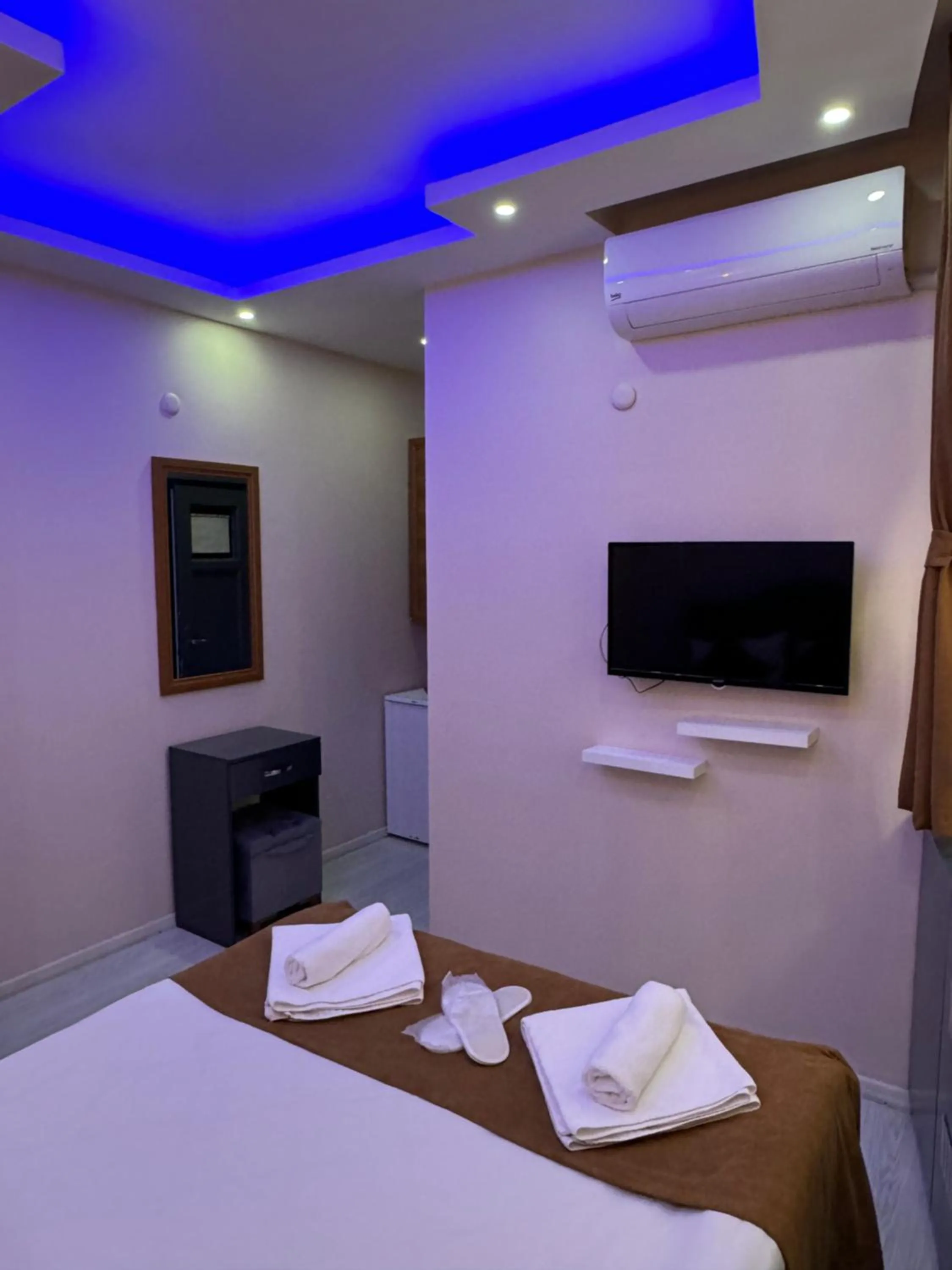 Bedroom, TV/Entertainment Center in Asmali Pera Hotel