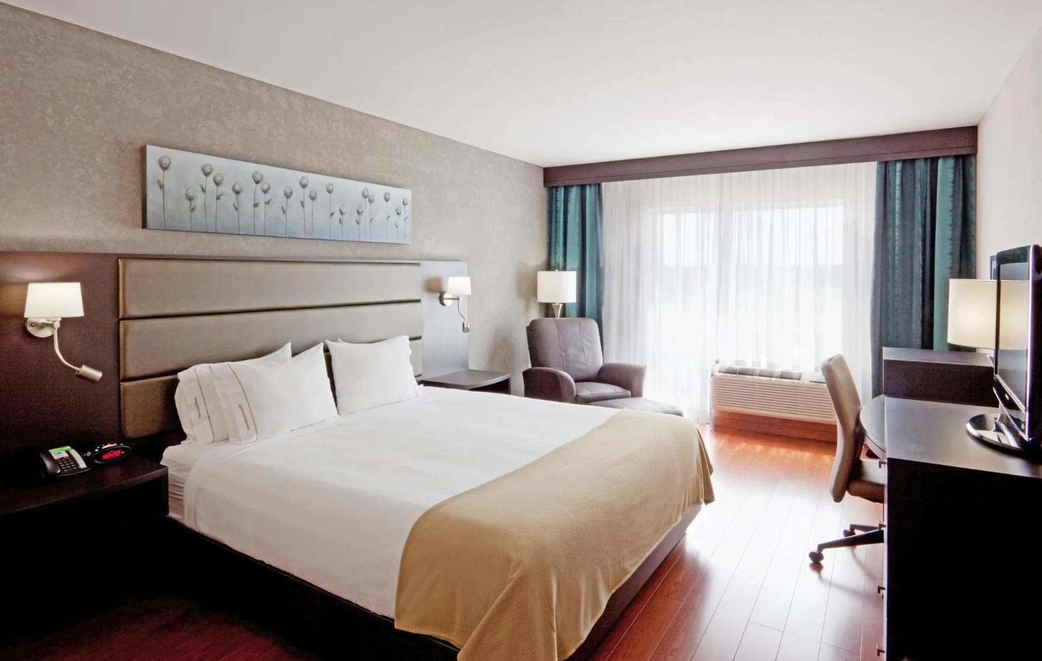 Photo of the whole room, Bed in Holiday Inn Express Hotel & Suites Saint - Hyacinthe by IHG