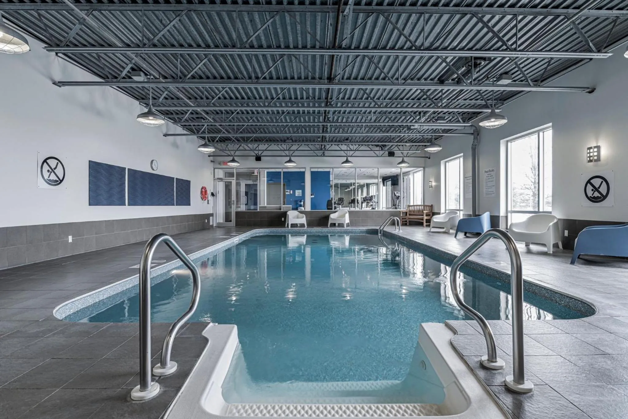 Swimming pool in Holiday Inn Express Hotel & Suites Saint - Hyacinthe by IHG