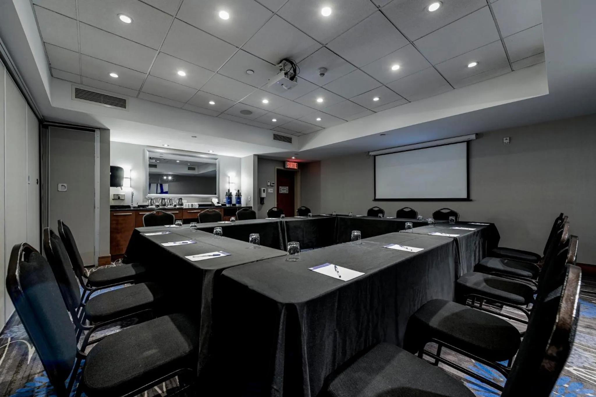 Meeting/conference room in Holiday Inn Express Hotel & Suites Saint - Hyacinthe by IHG