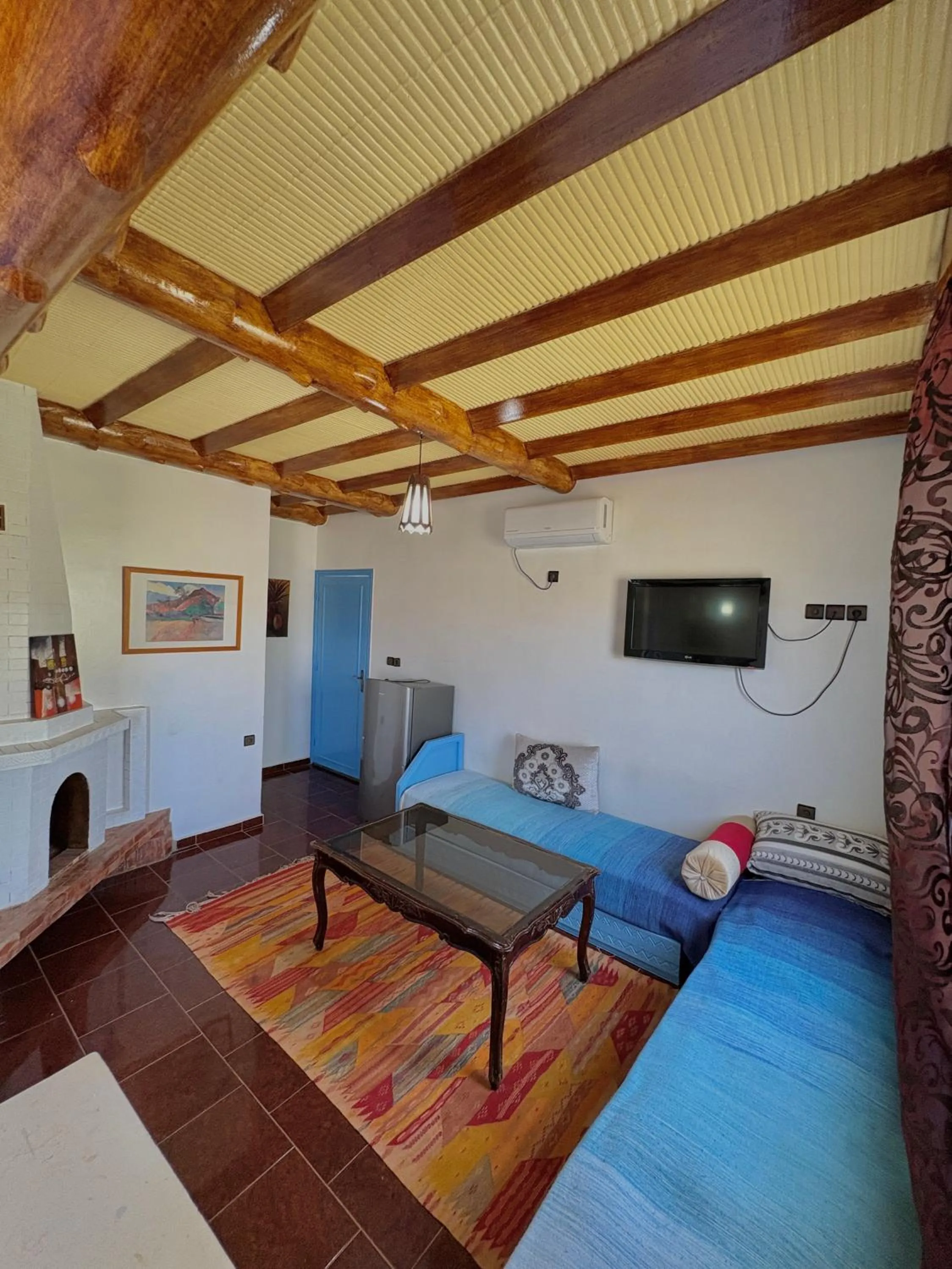 Communal lounge/ TV room in Hotel L'Arganier d'Ammelne