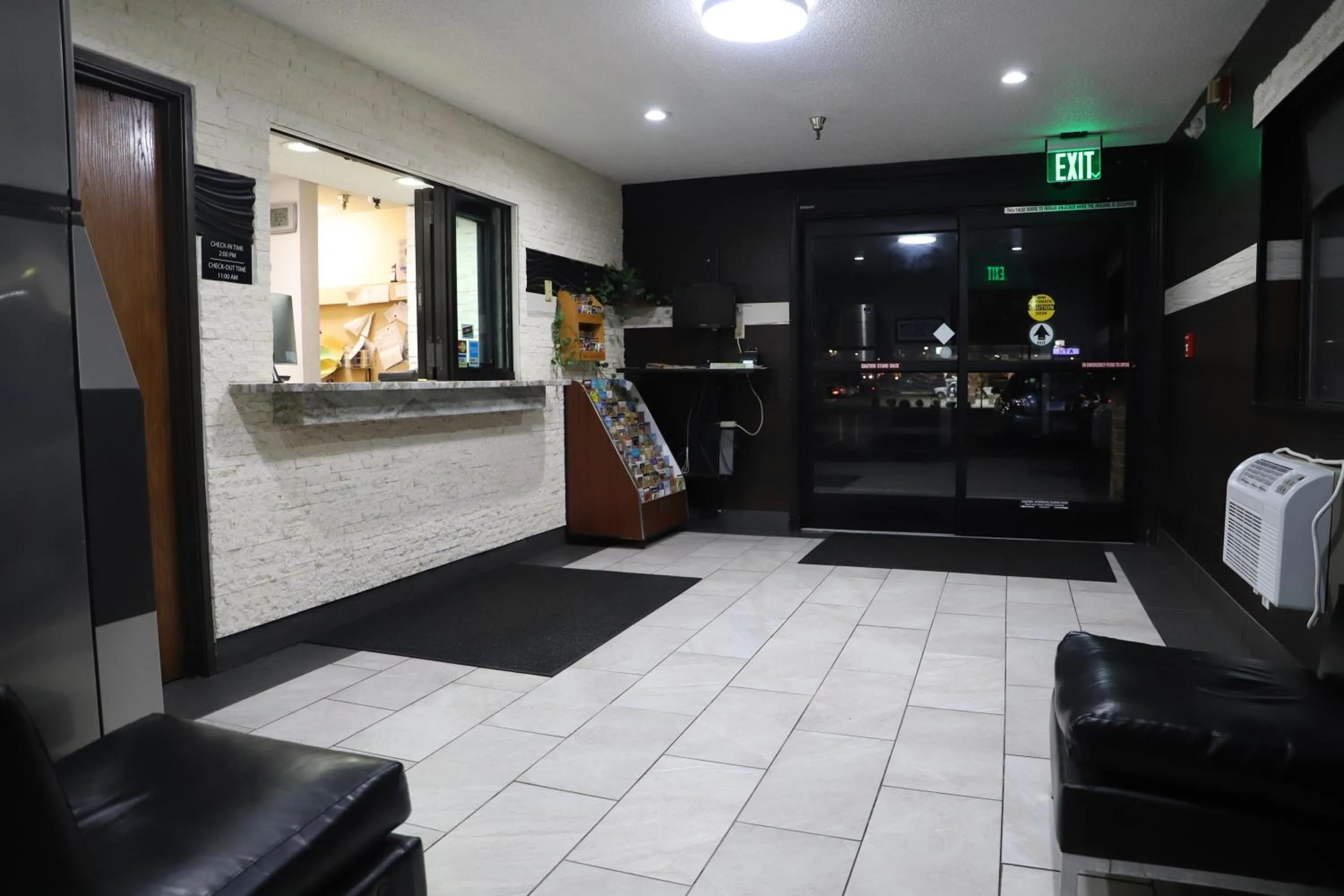 Lobby or reception in Super 8 by Wyndham Richmond Airport VA