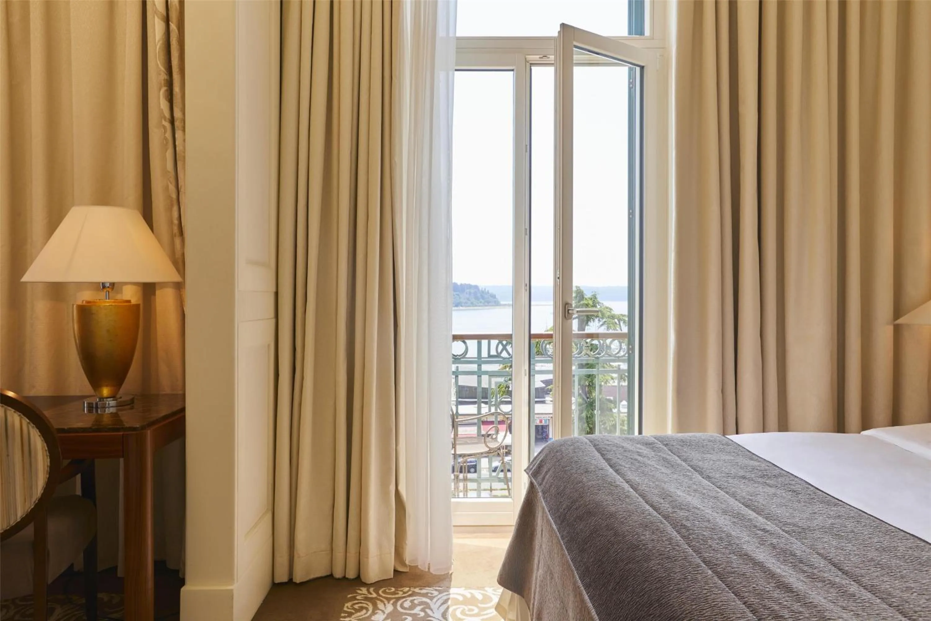 Bedroom, Bed in Hotel Kempinski Palace Portorož