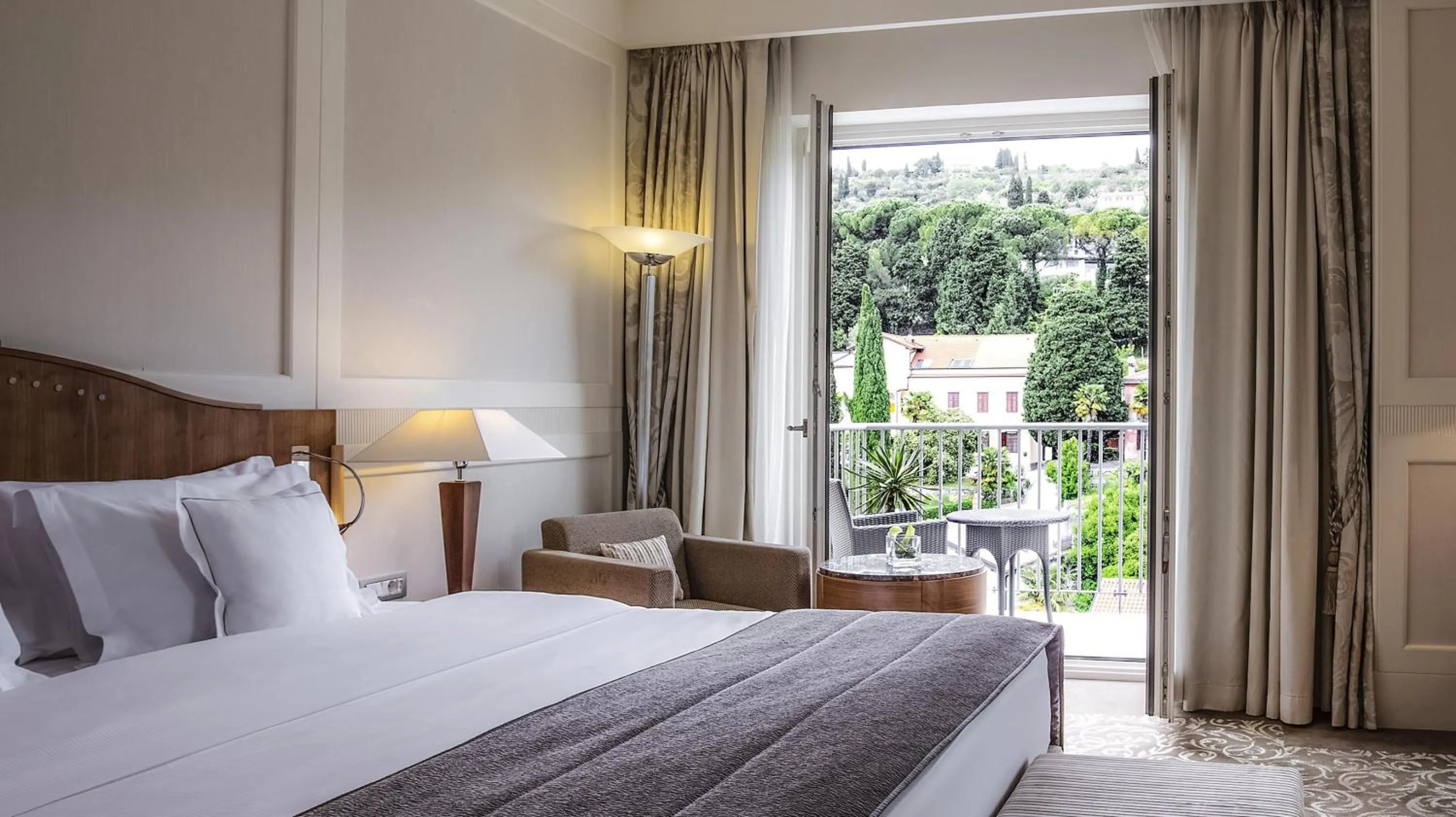 Bedroom, Bed in Hotel Kempinski Palace Portorož