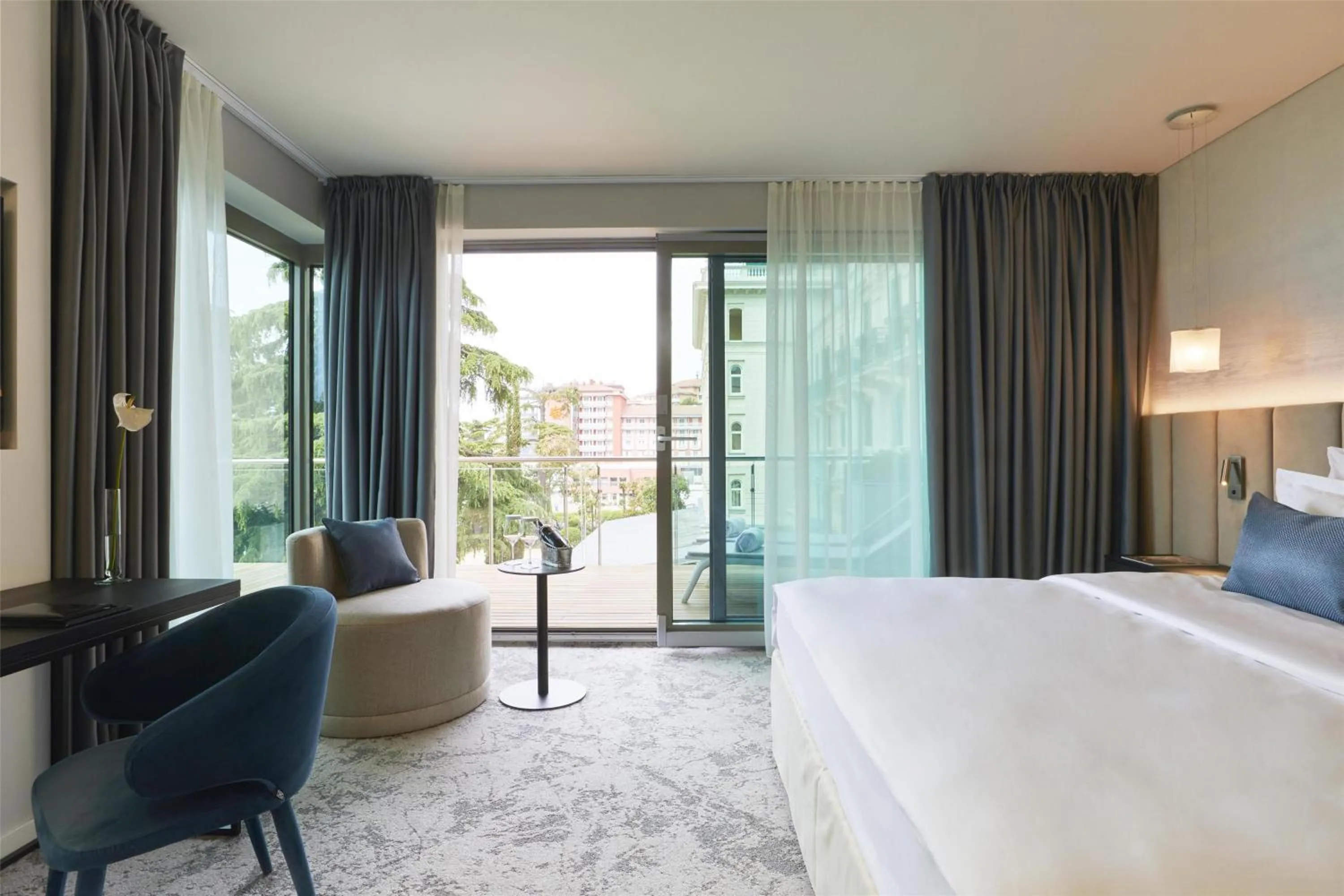 Photo of the whole room, Bed in Hotel Kempinski Palace Portorož