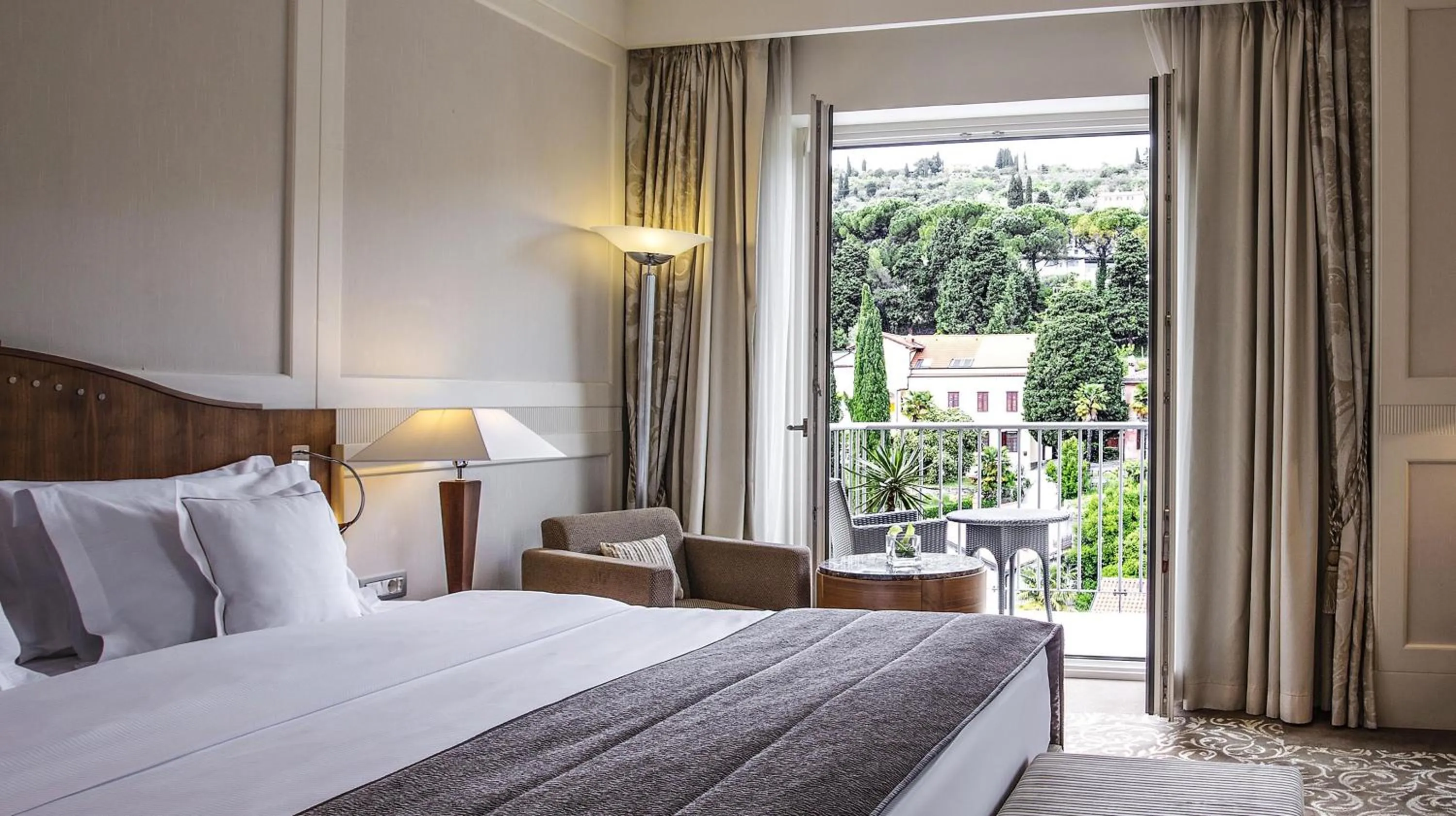 Bedroom, Bed in Hotel Kempinski Palace Portorož