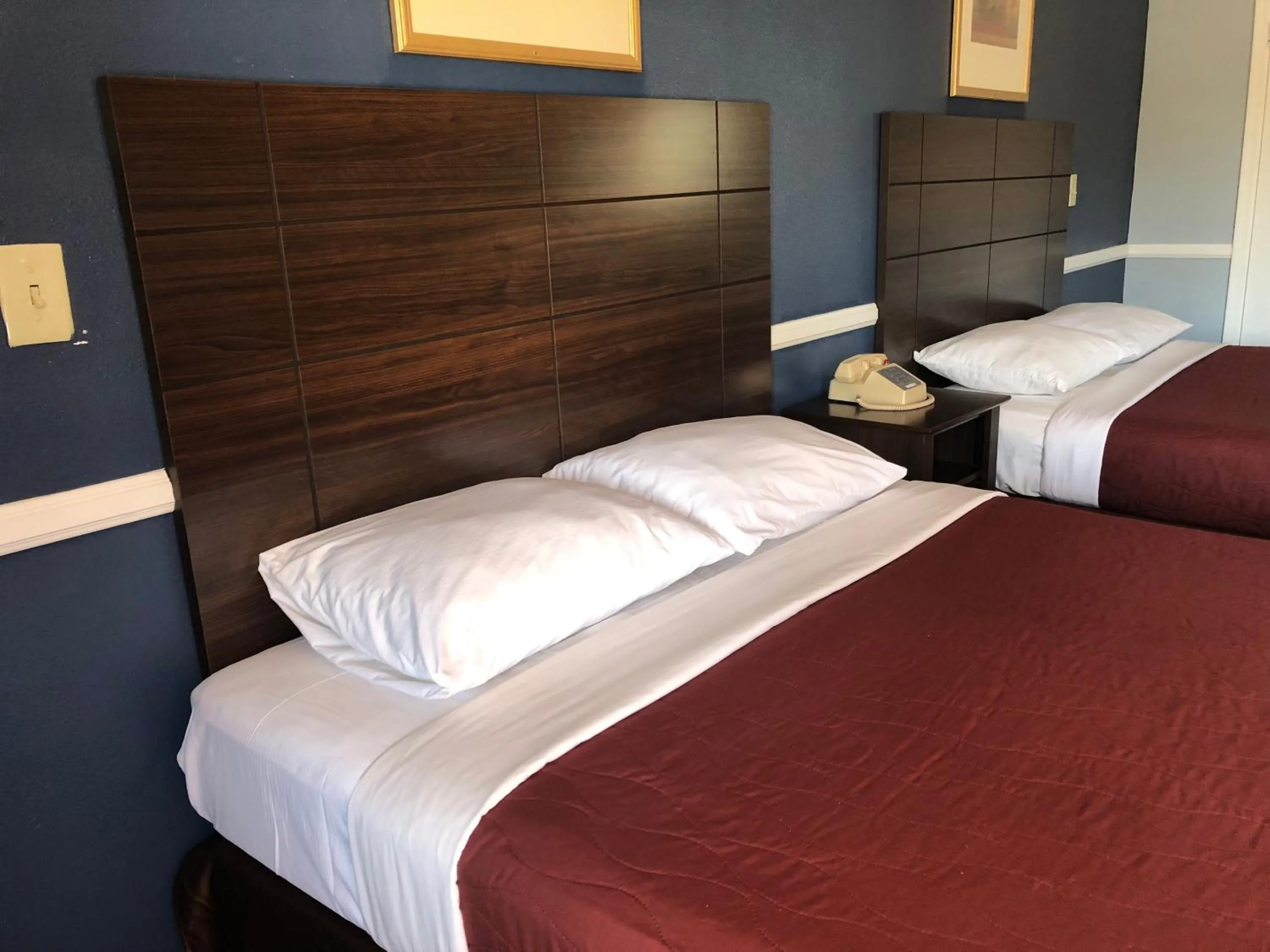 Bed in Whittier Travel Inn