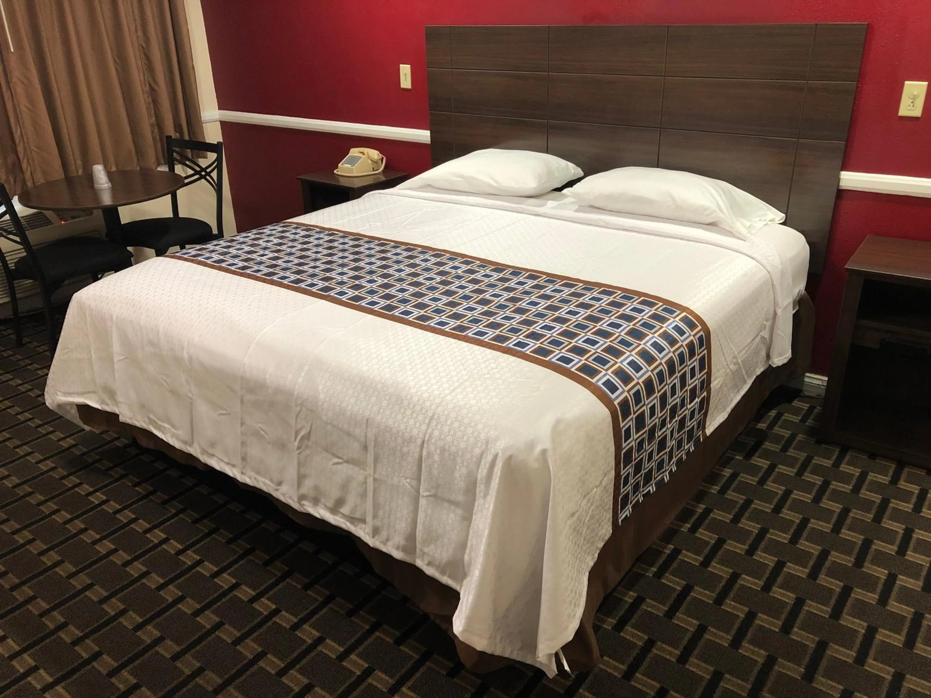 Bed in Whittier Travel Inn