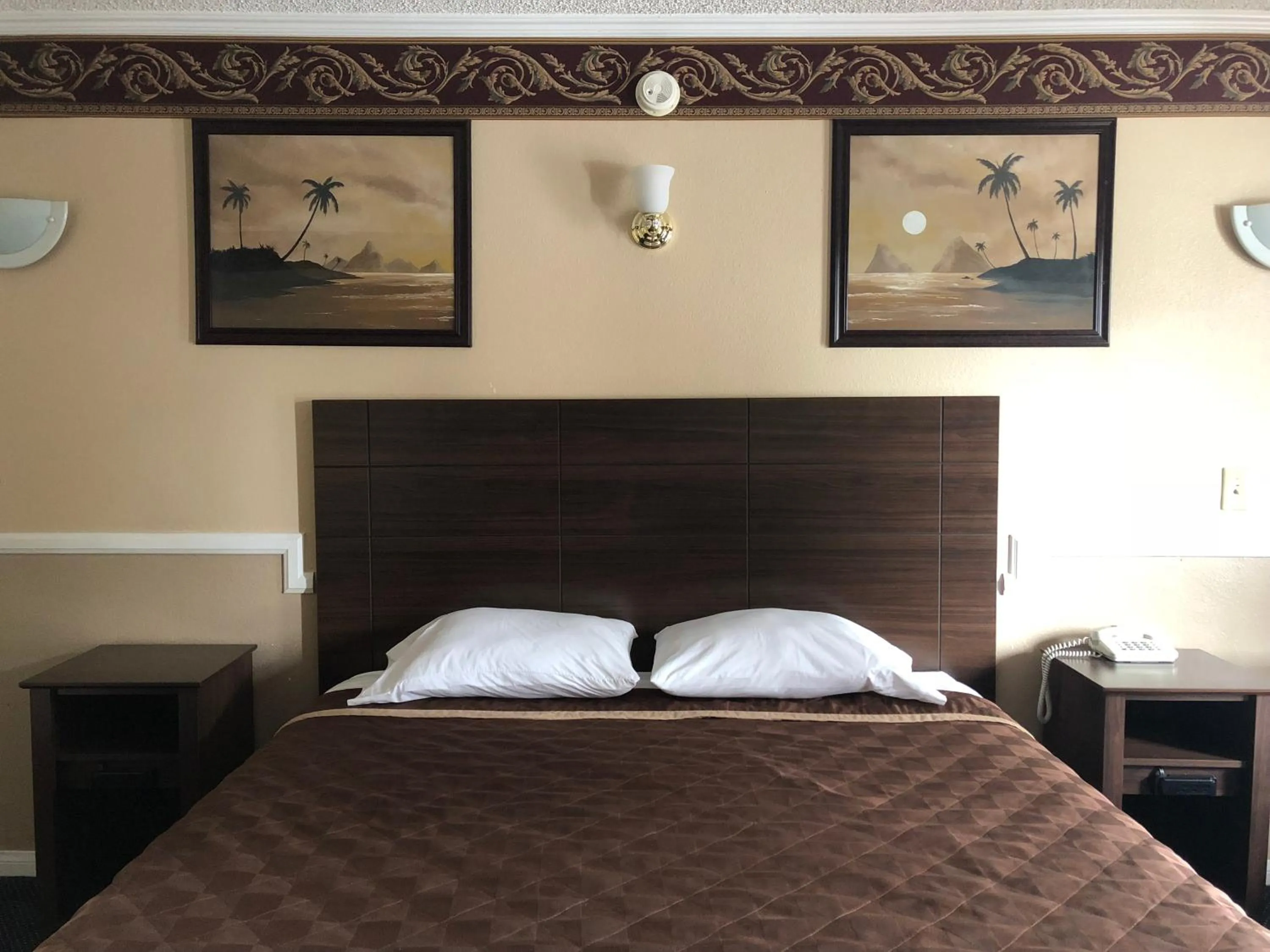 Bed in Whittier Travel Inn