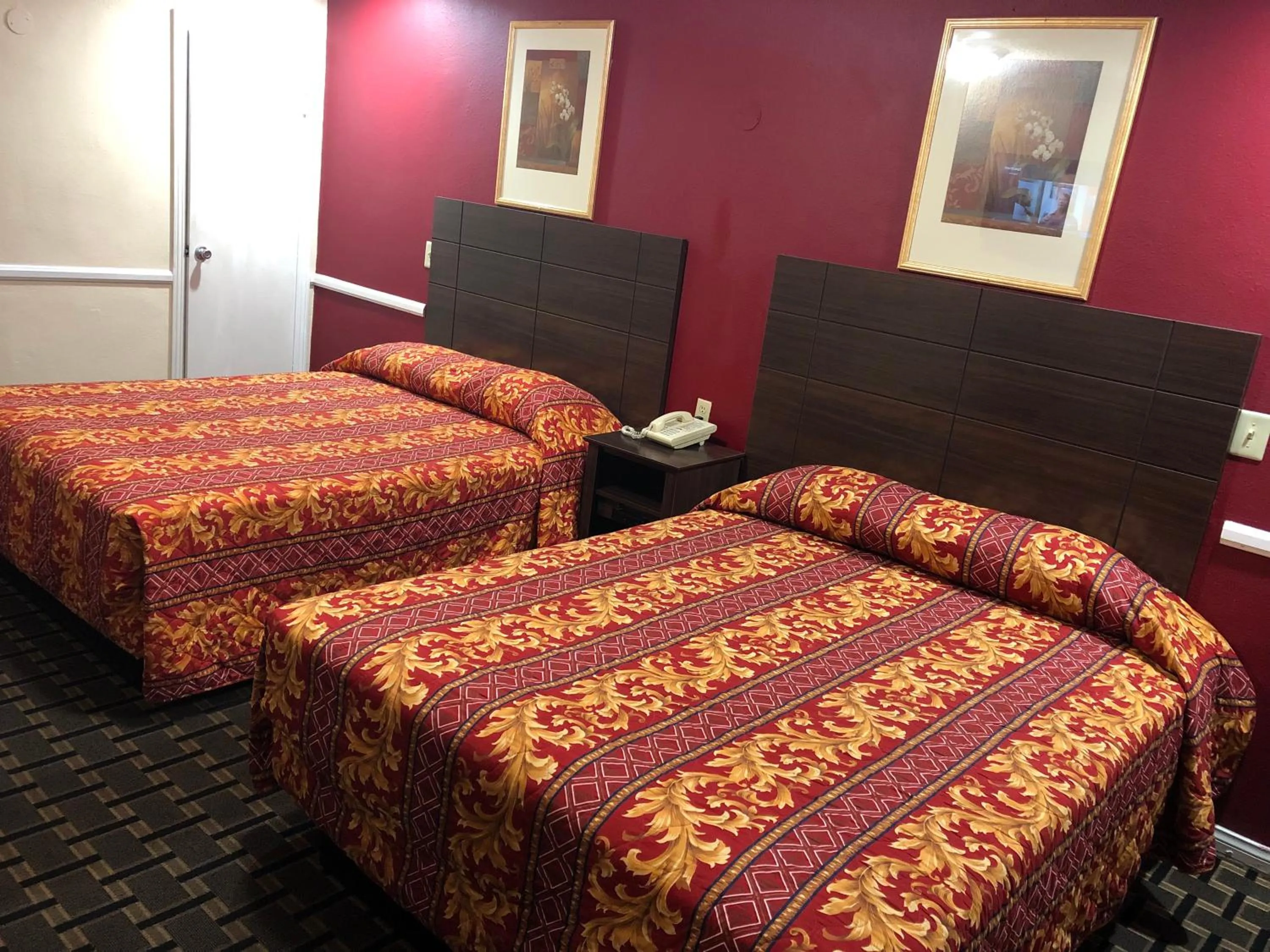 Bed in Whittier Travel Inn