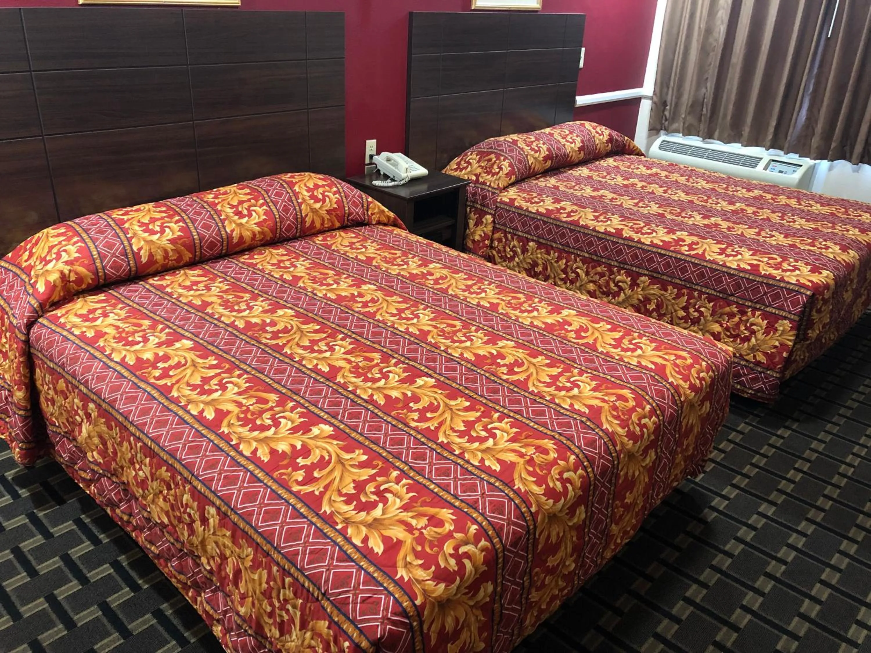 Bed in Whittier Travel Inn