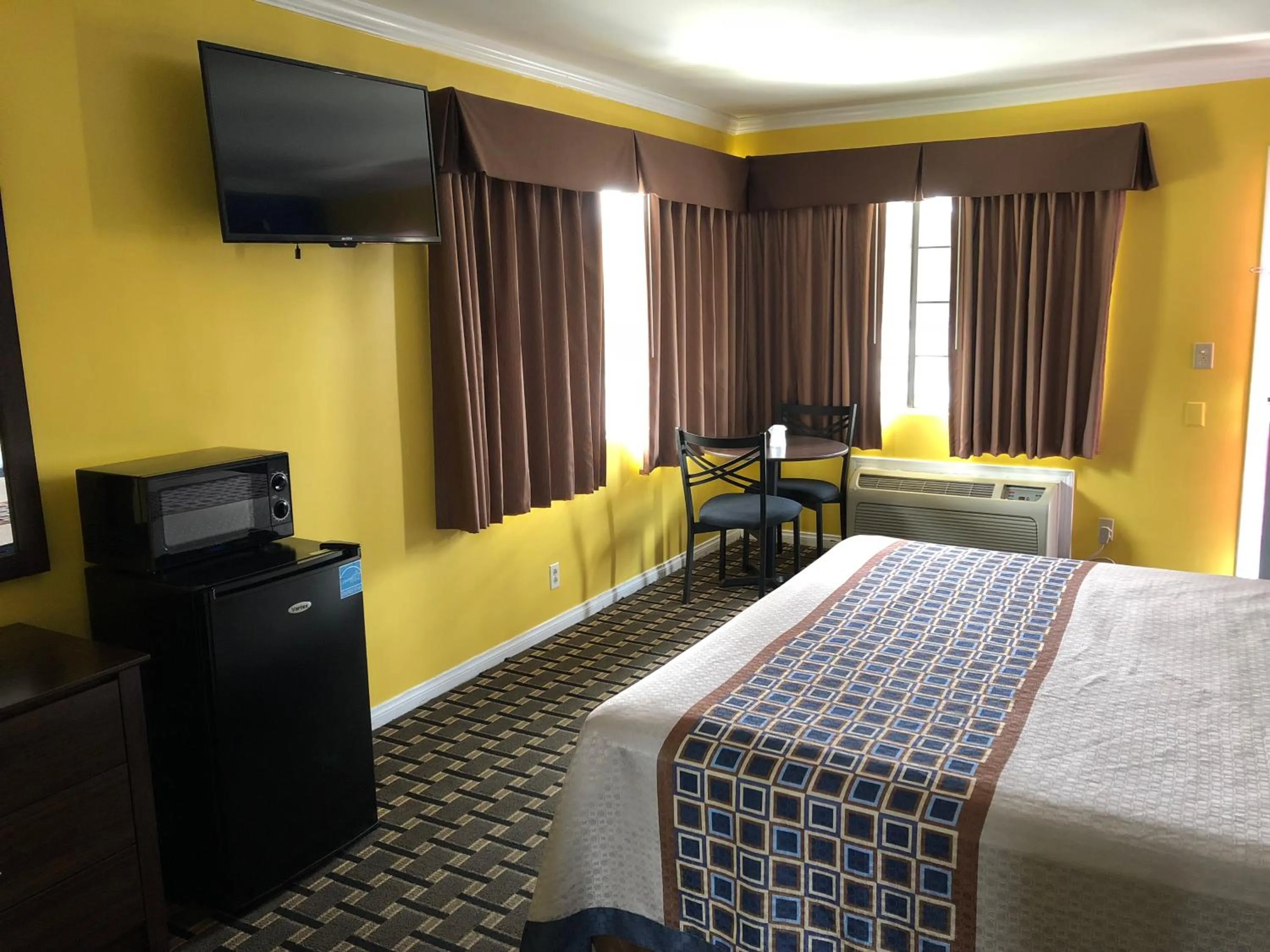 Bed in Whittier Travel Inn