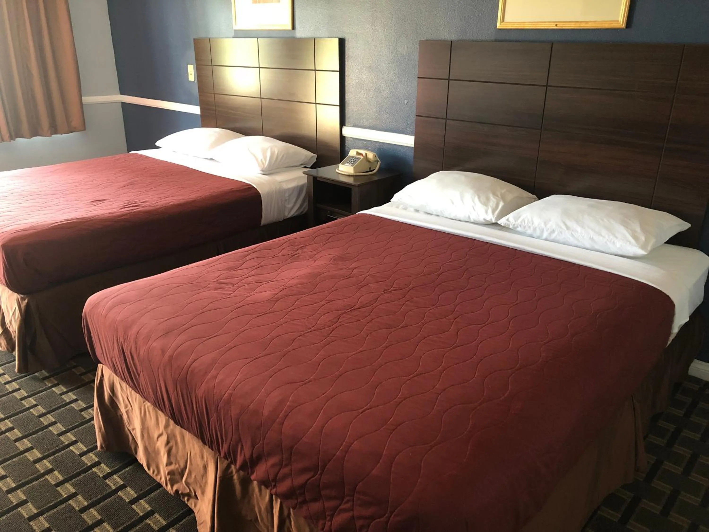 Bed in Whittier Travel Inn