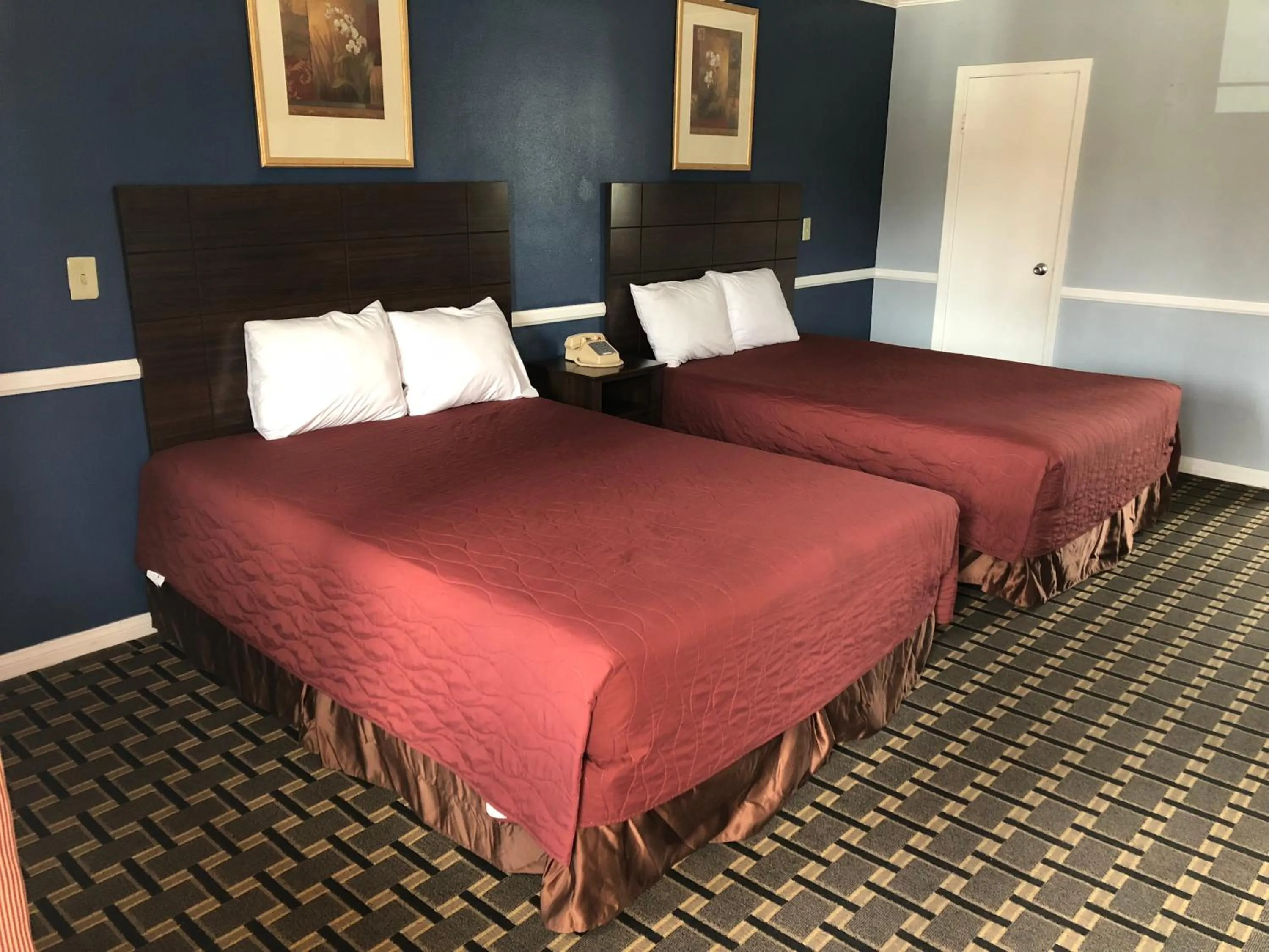 Bed in Whittier Travel Inn