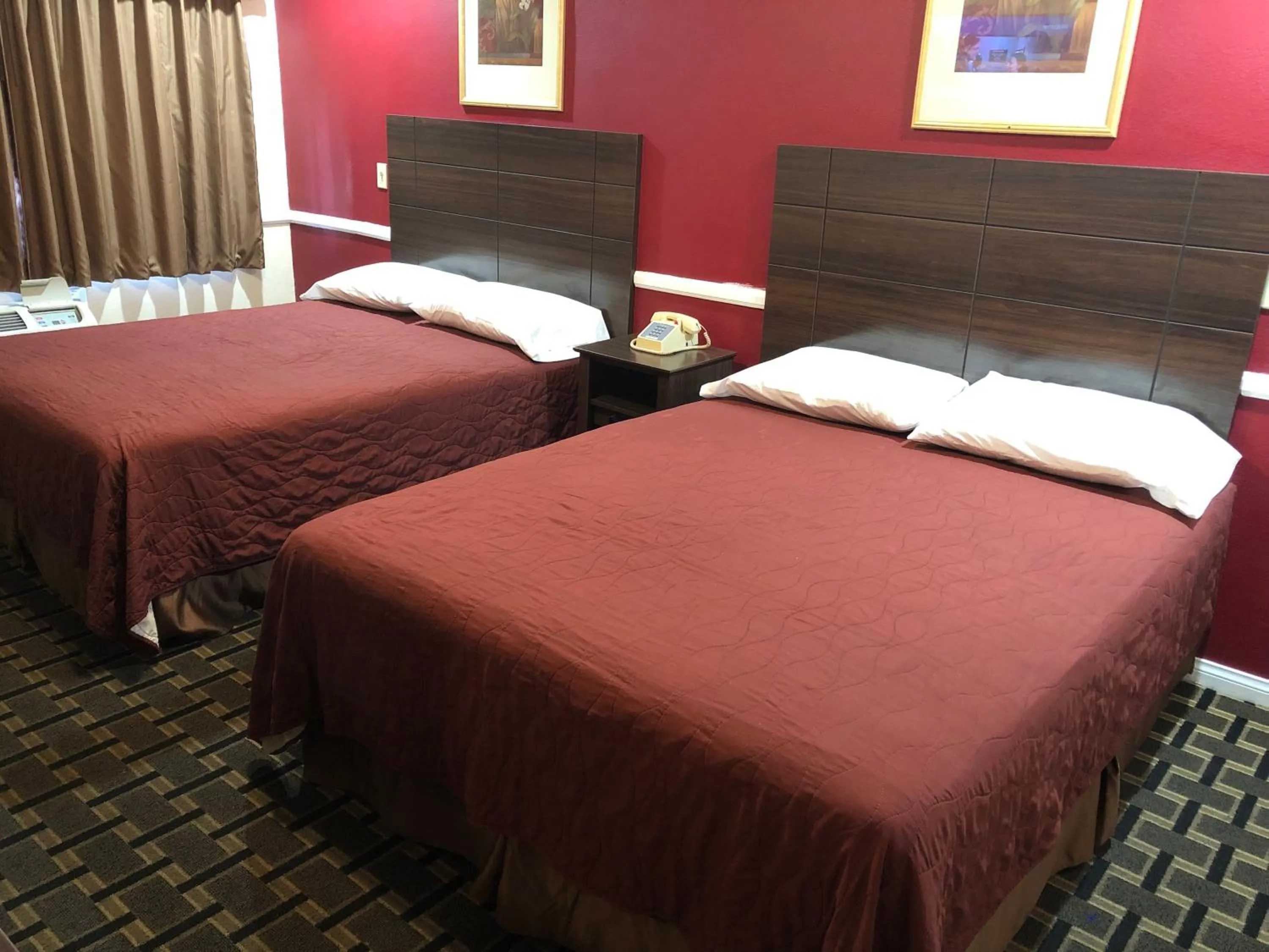 Bed in Whittier Travel Inn