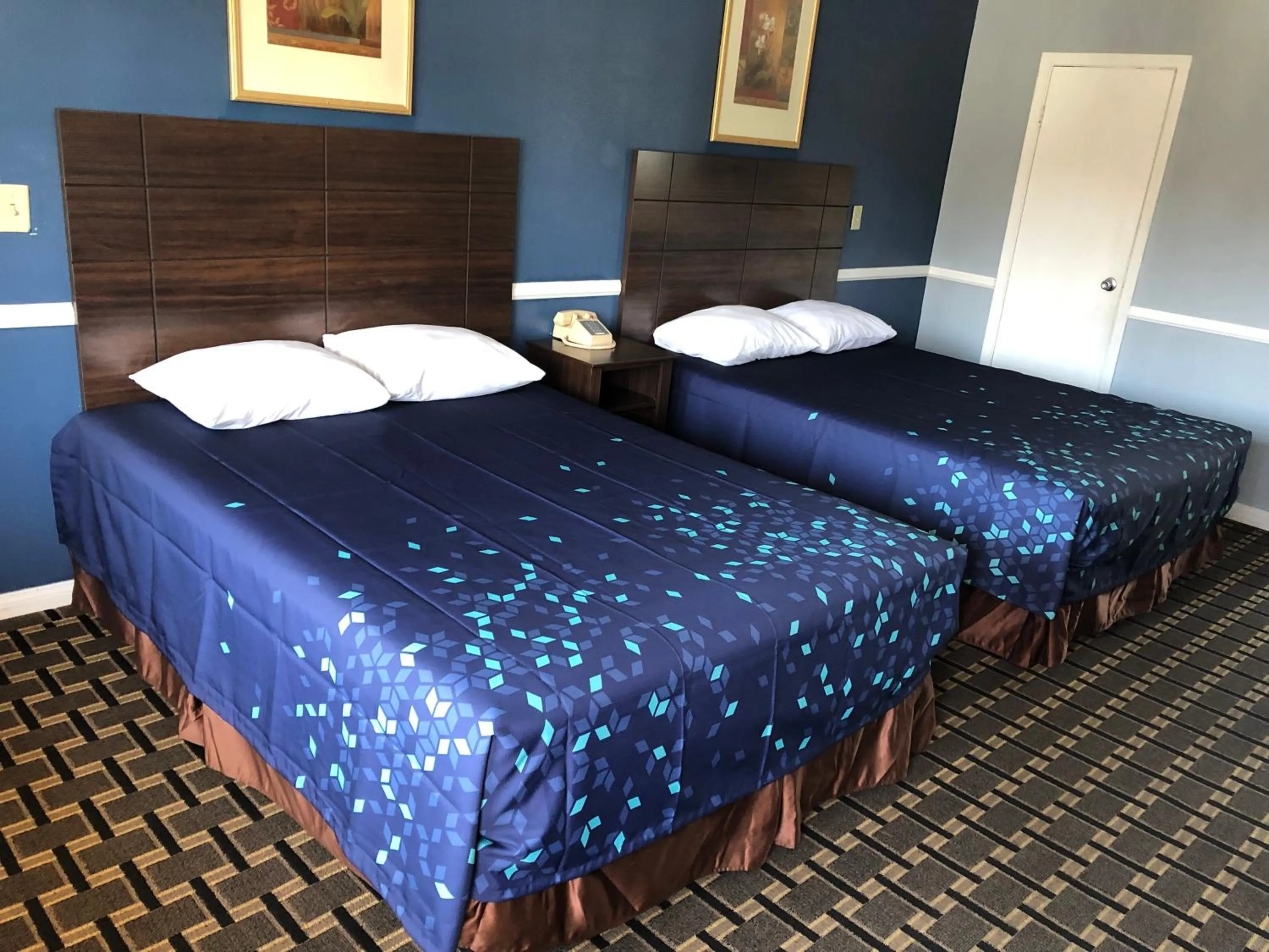 Bed in Whittier Travel Inn