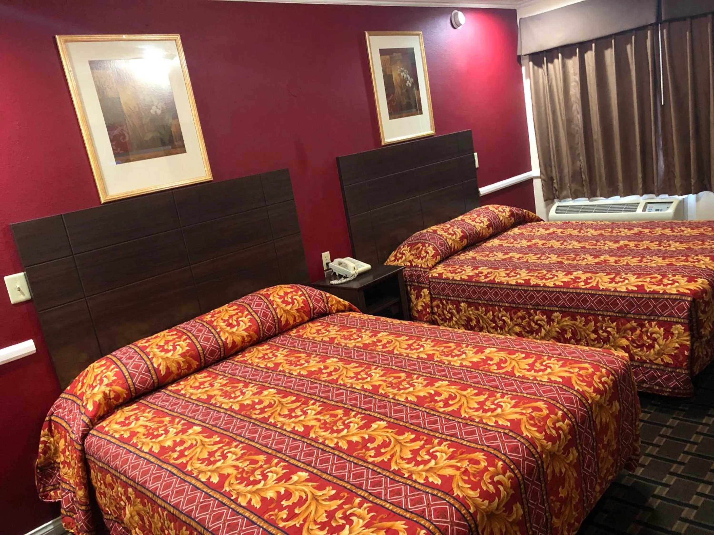 Bed in Whittier Travel Inn