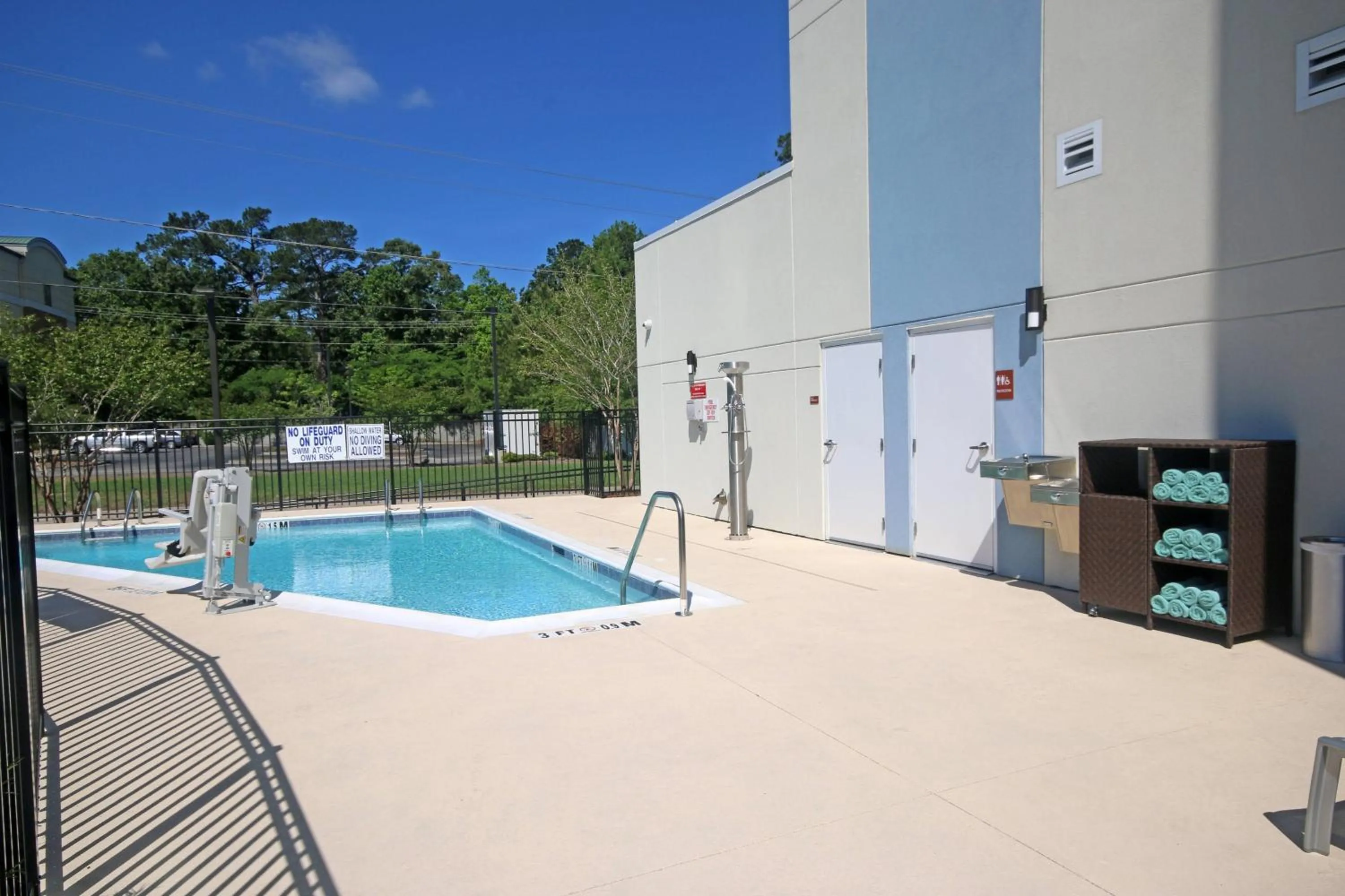 Swimming pool in TownePlace Suites by Marriott Charleston-North Charleston