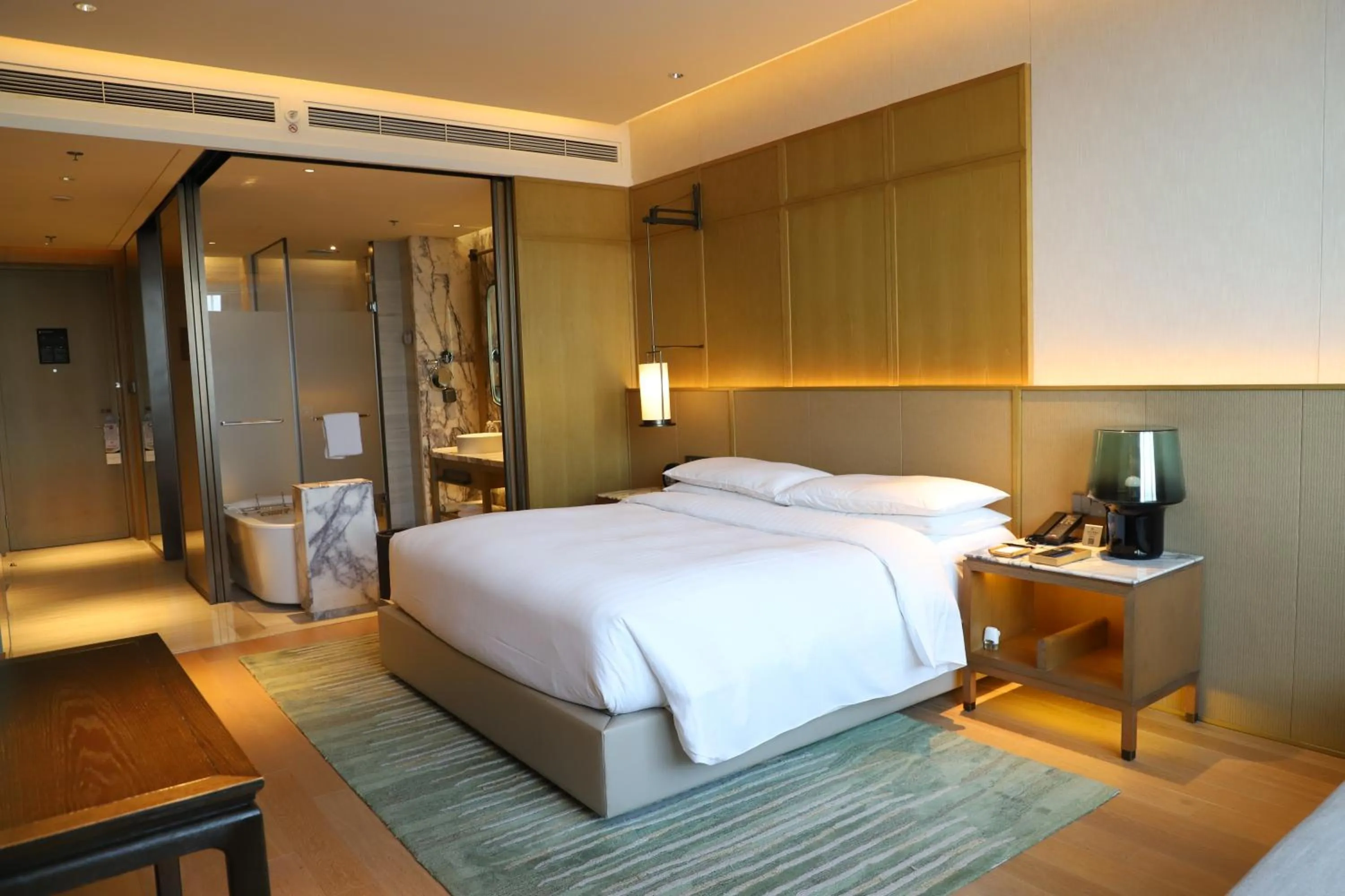 Photo of the whole room, Bed in Wuxi Marriott Hotel Lihu Lake