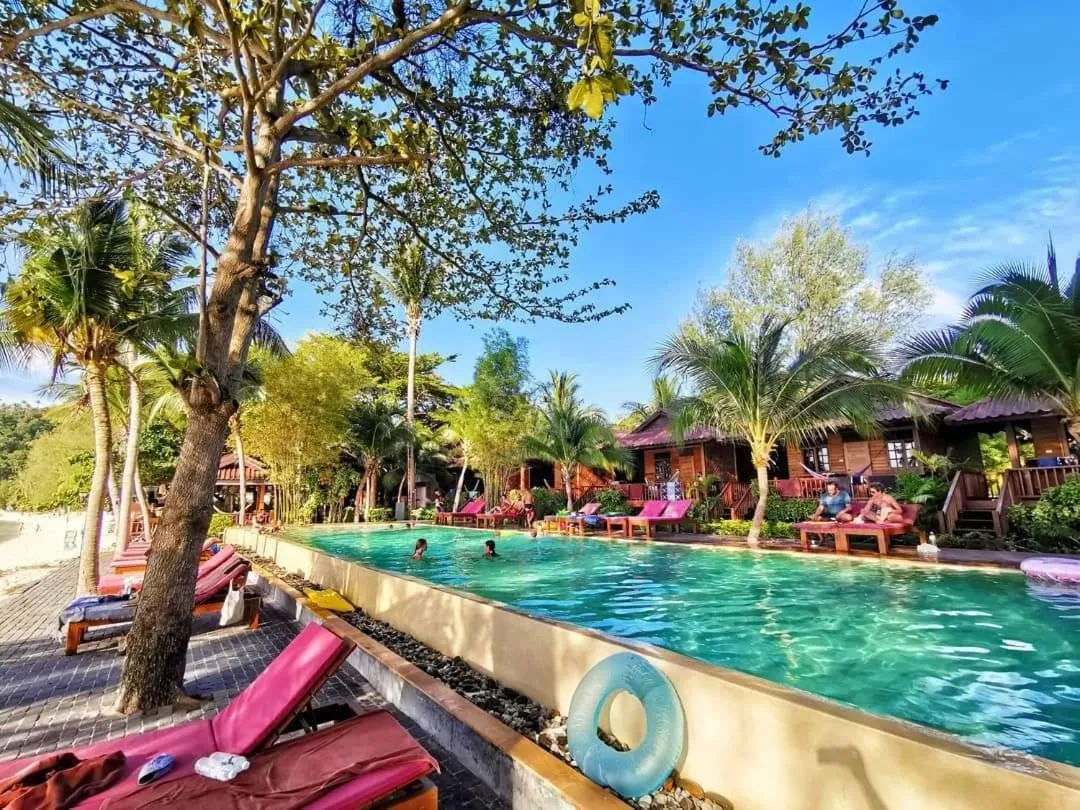 Swimming pool in Salad Hut