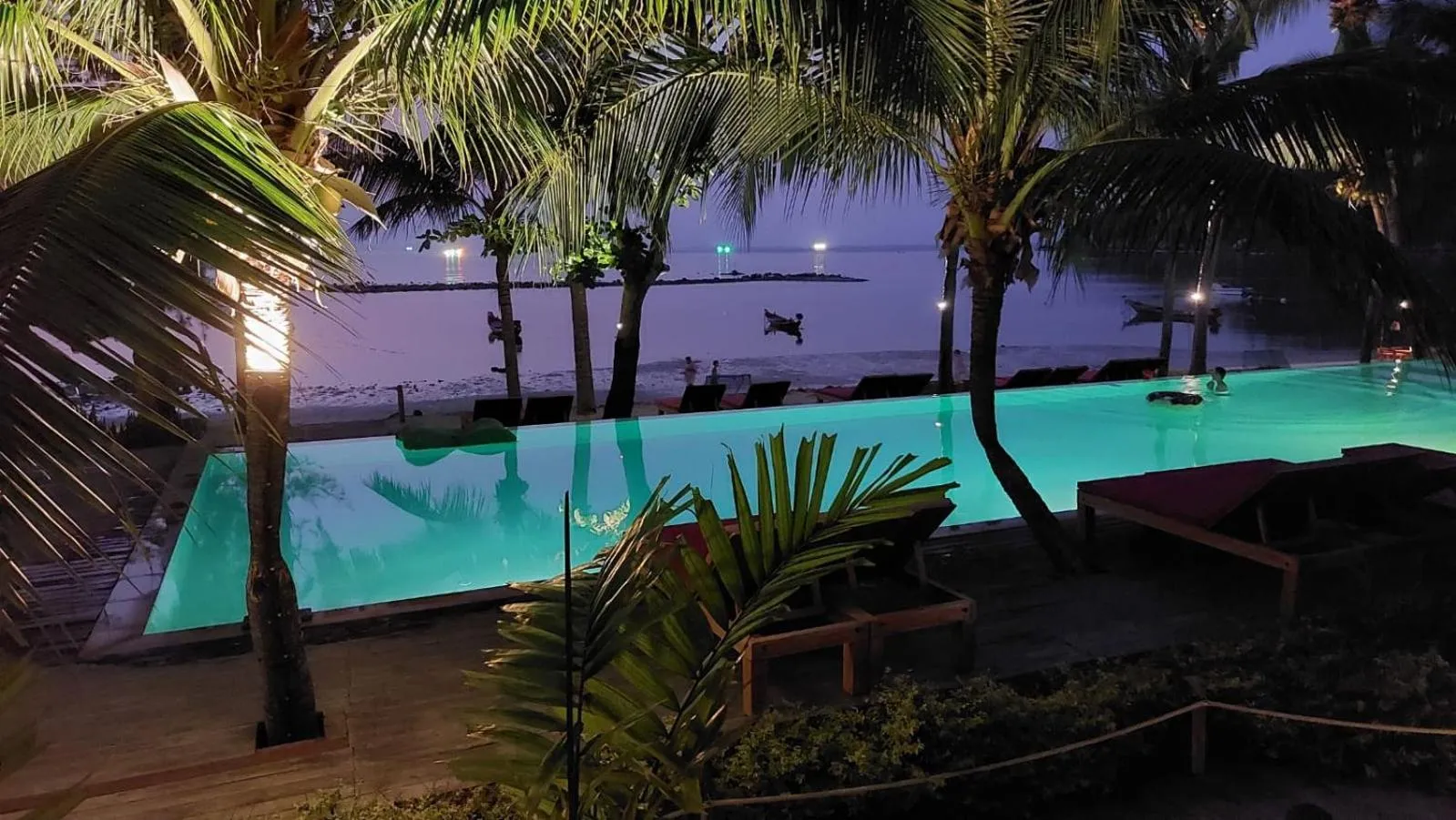 Pool view in Salad Hut