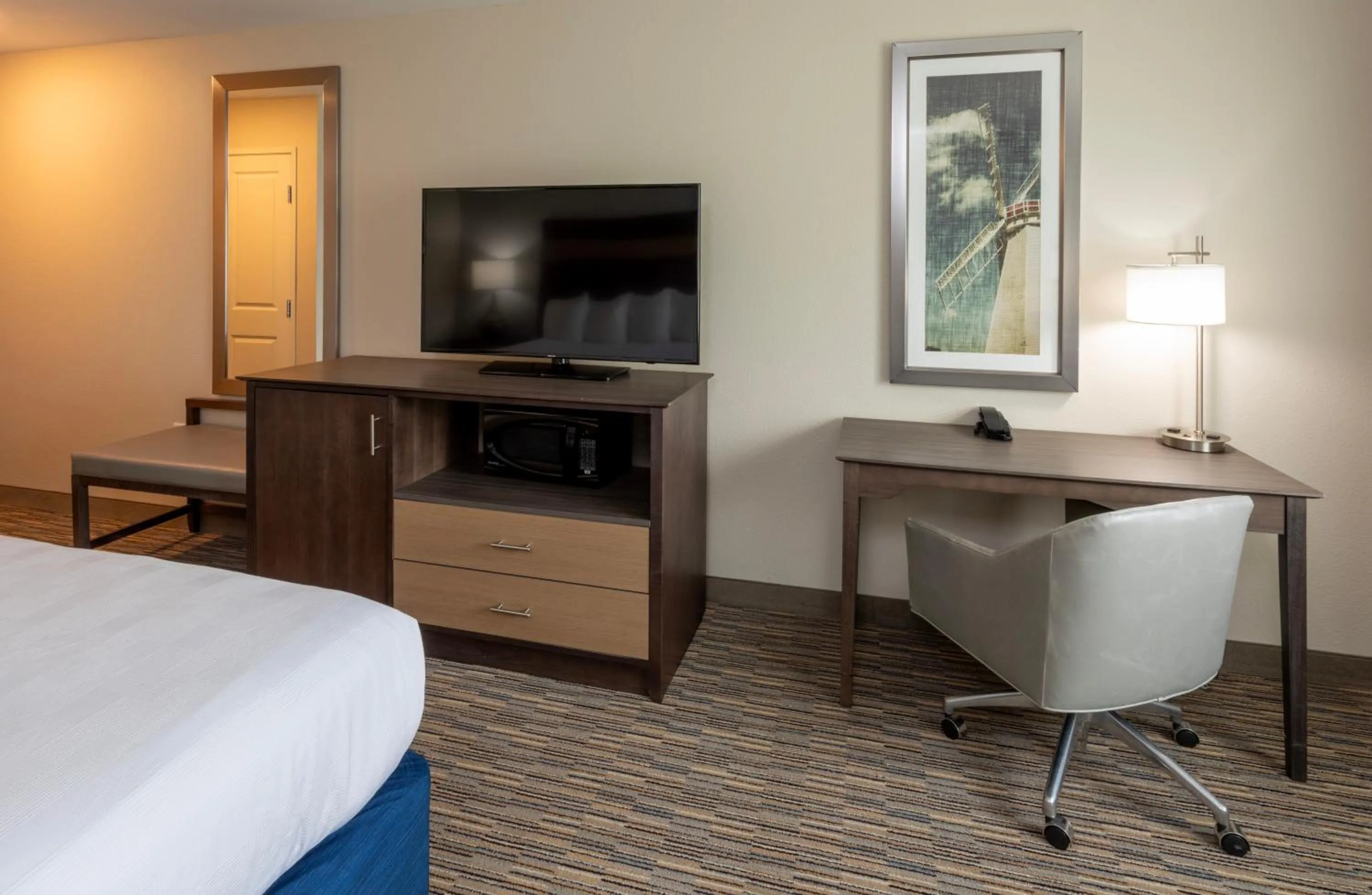 TV and multimedia in Grandstay Hotel Milbank