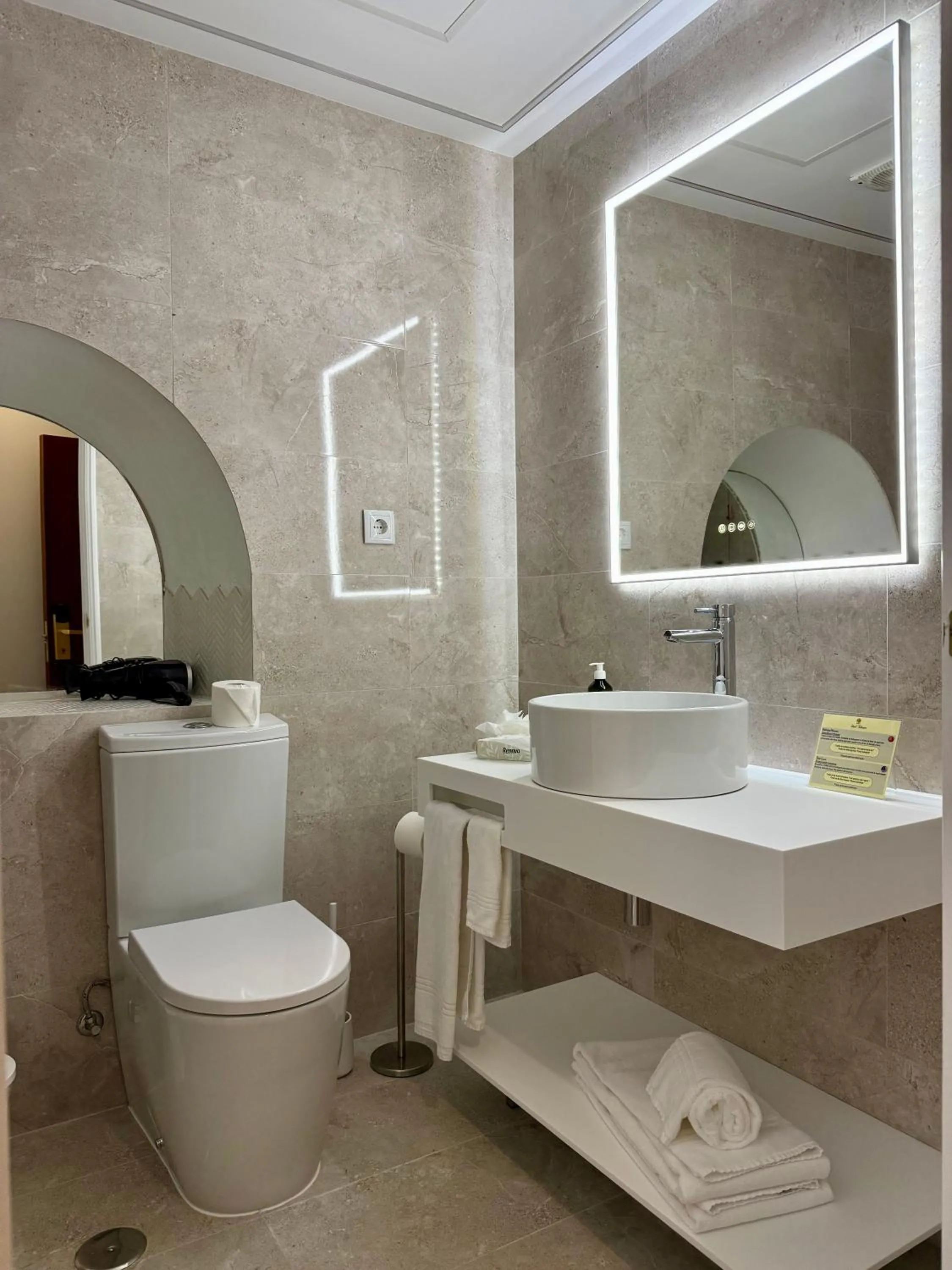 Toilet in Hotel Talisman