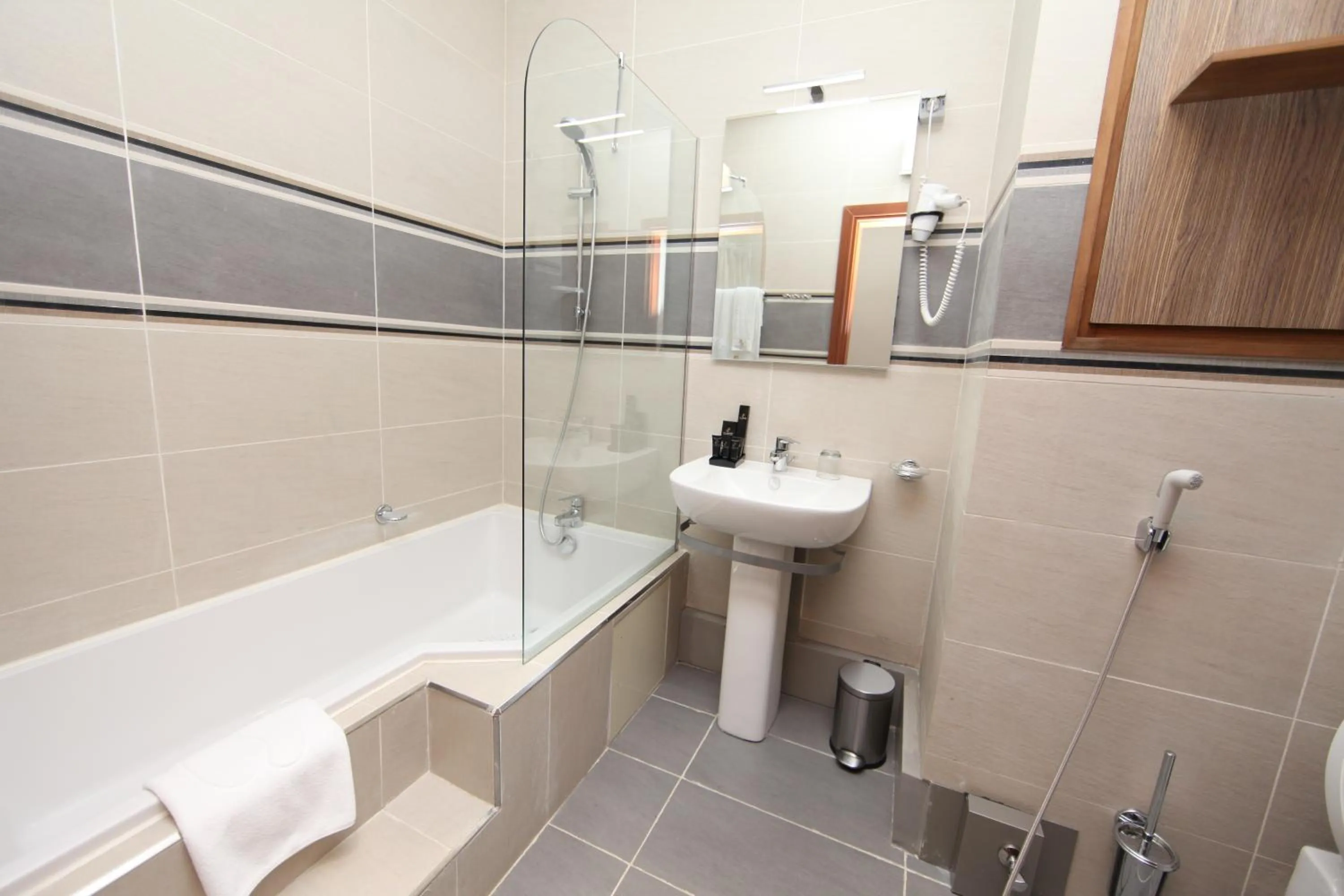 Bath in Hotel La Falaise Bonapriso