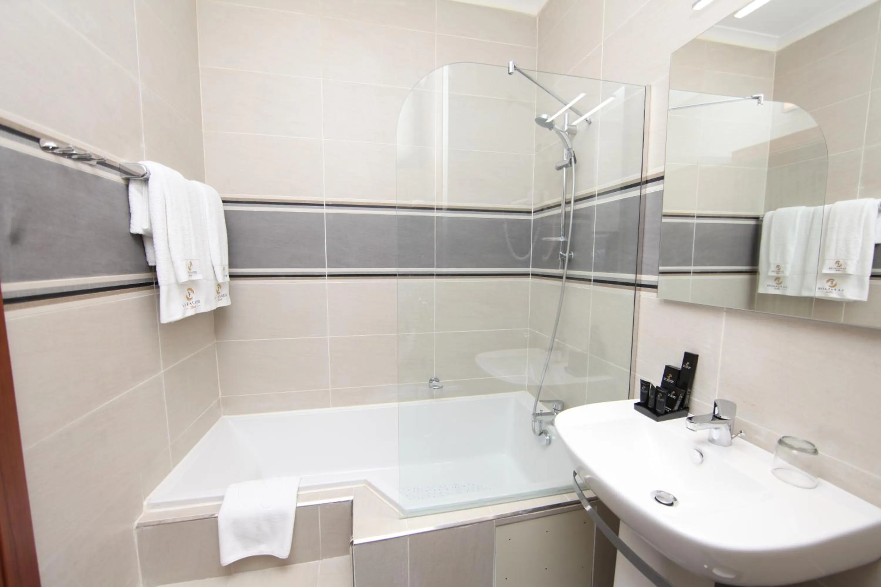 Bathroom in Hotel La Falaise Bonapriso