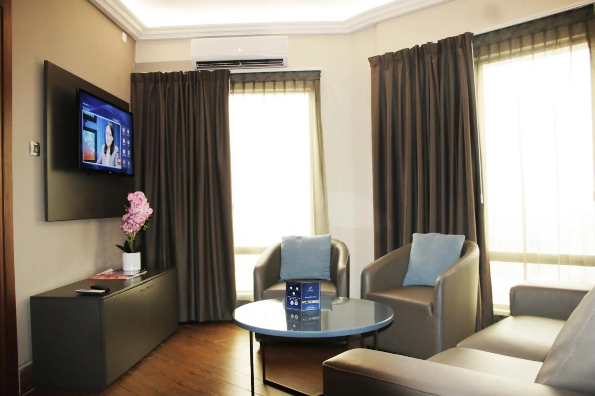 TV and multimedia in Hotel La Falaise Bonapriso