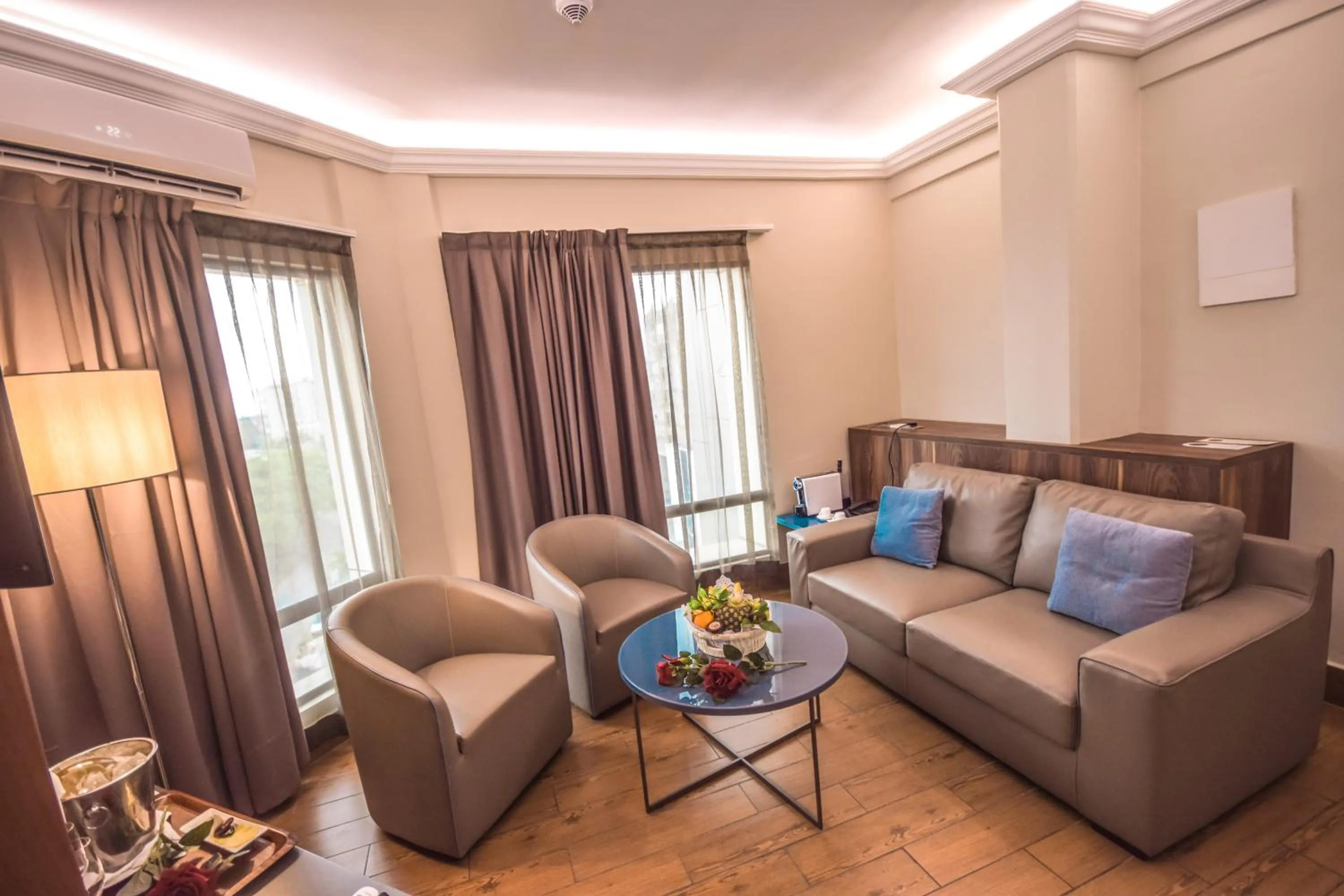 TV and multimedia in Hotel La Falaise Bonapriso