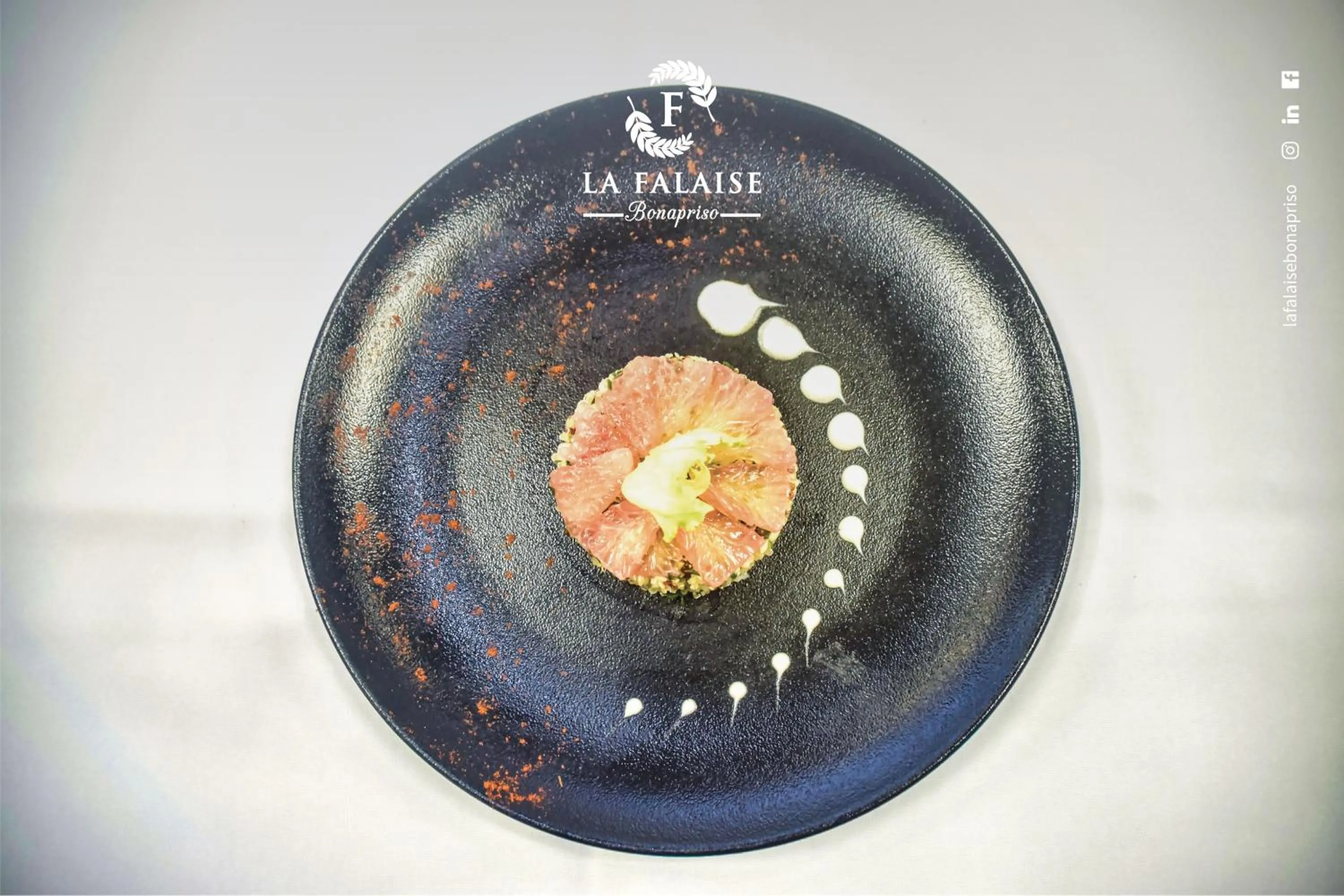 Restaurant/places to eat in Hotel La Falaise Bonapriso