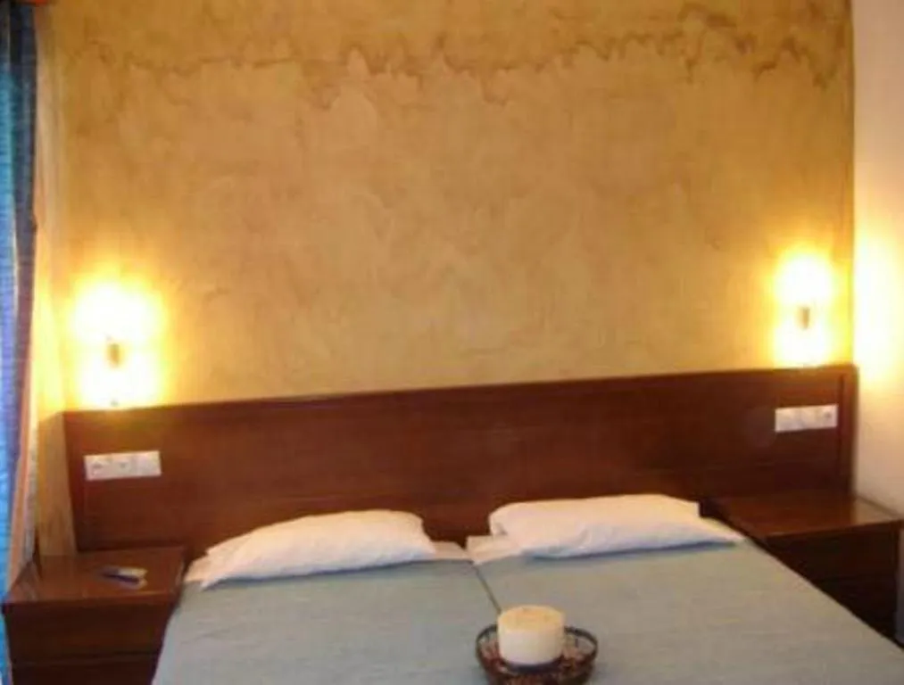 Bed in Sacallis Inn Beach Hotel