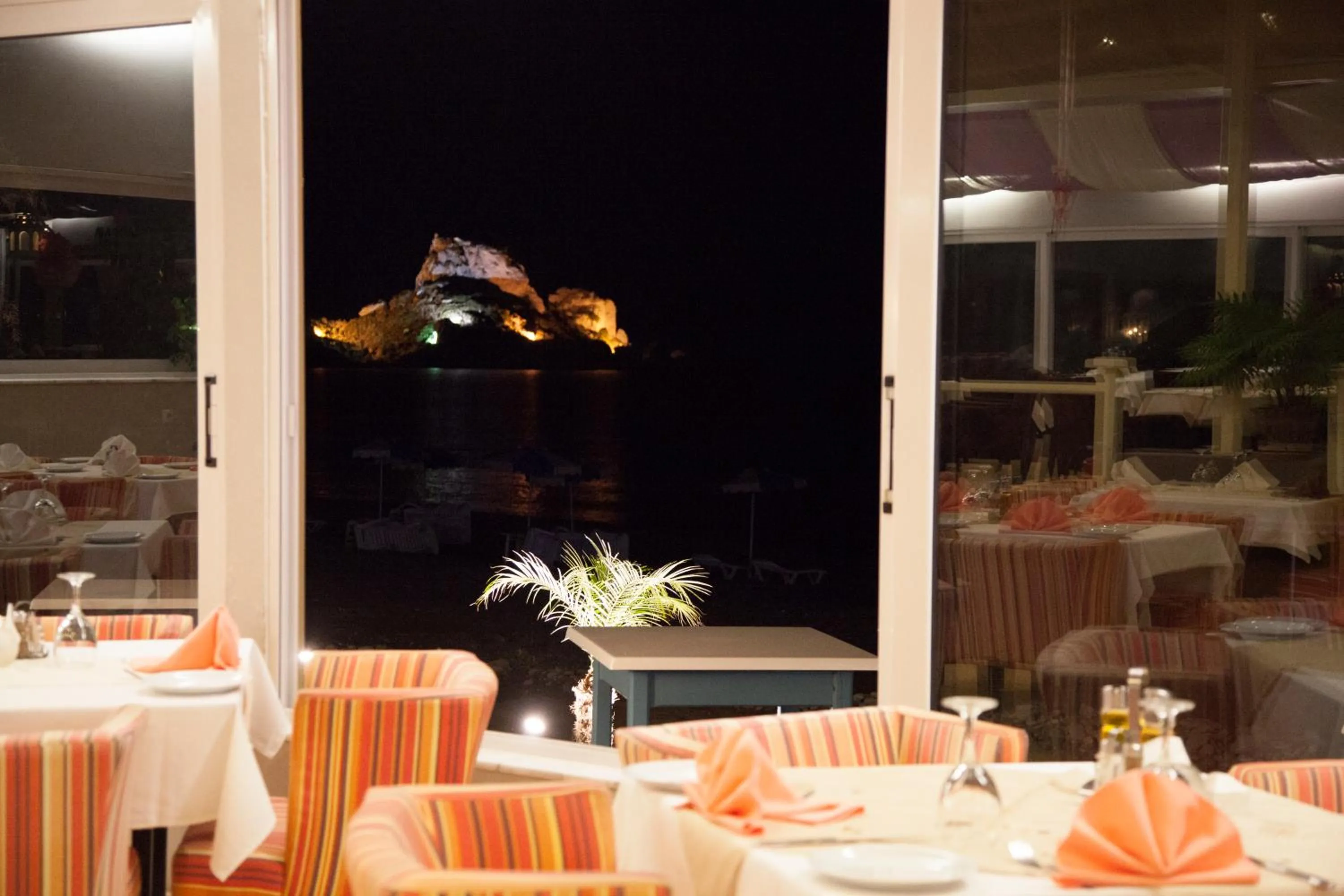 Restaurant/places to eat in Sacallis Inn Beach Hotel