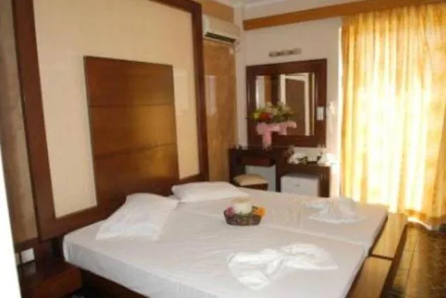 Bed in Sacallis Inn Beach Hotel