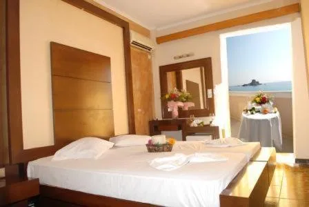 Bed in Sacallis Inn Beach Hotel