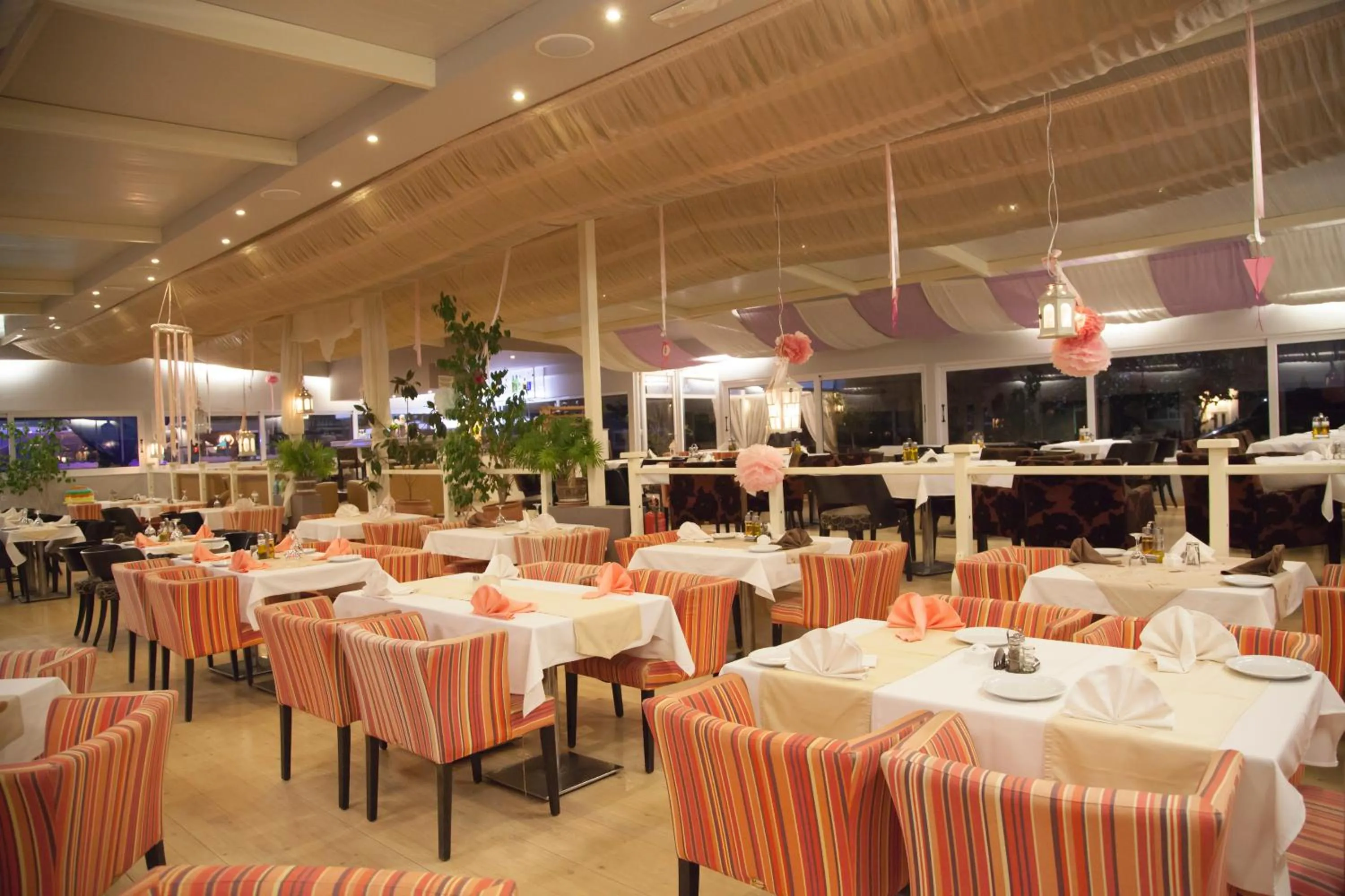 Restaurant/places to eat in Sacallis Inn Beach Hotel