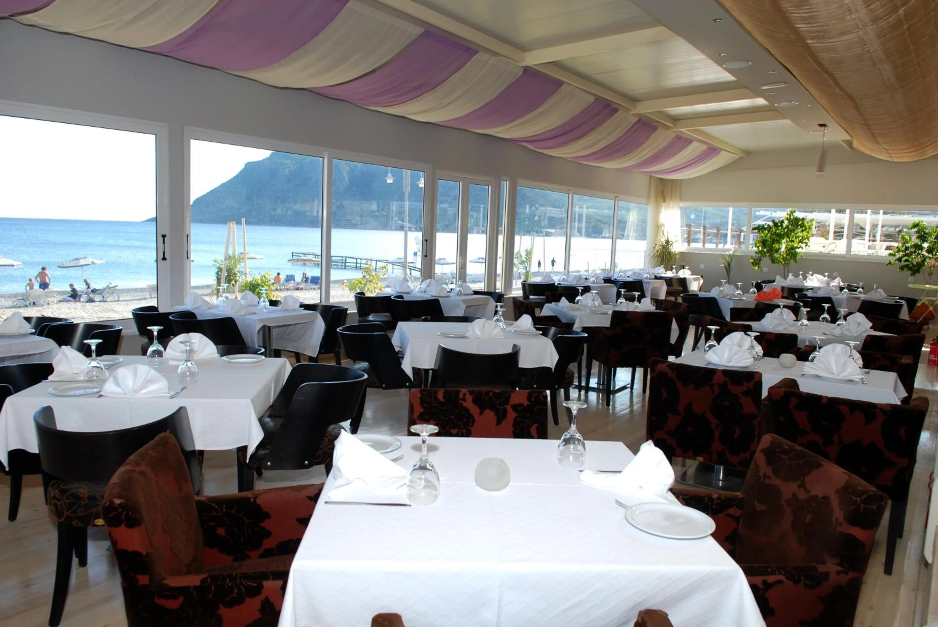 Restaurant/places to eat in Sacallis Inn Beach Hotel