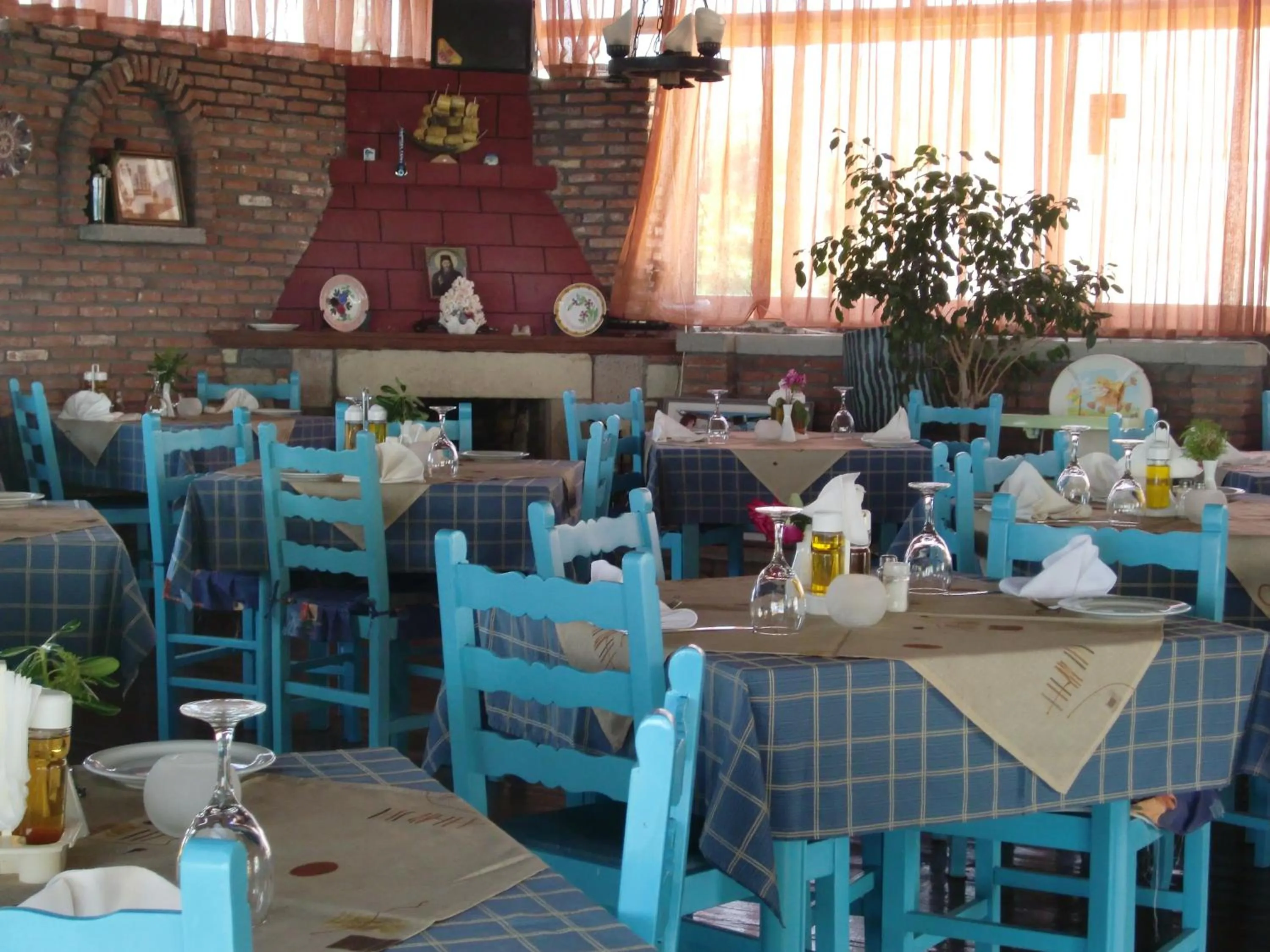 Restaurant/places to eat in Sacallis Inn Beach Hotel