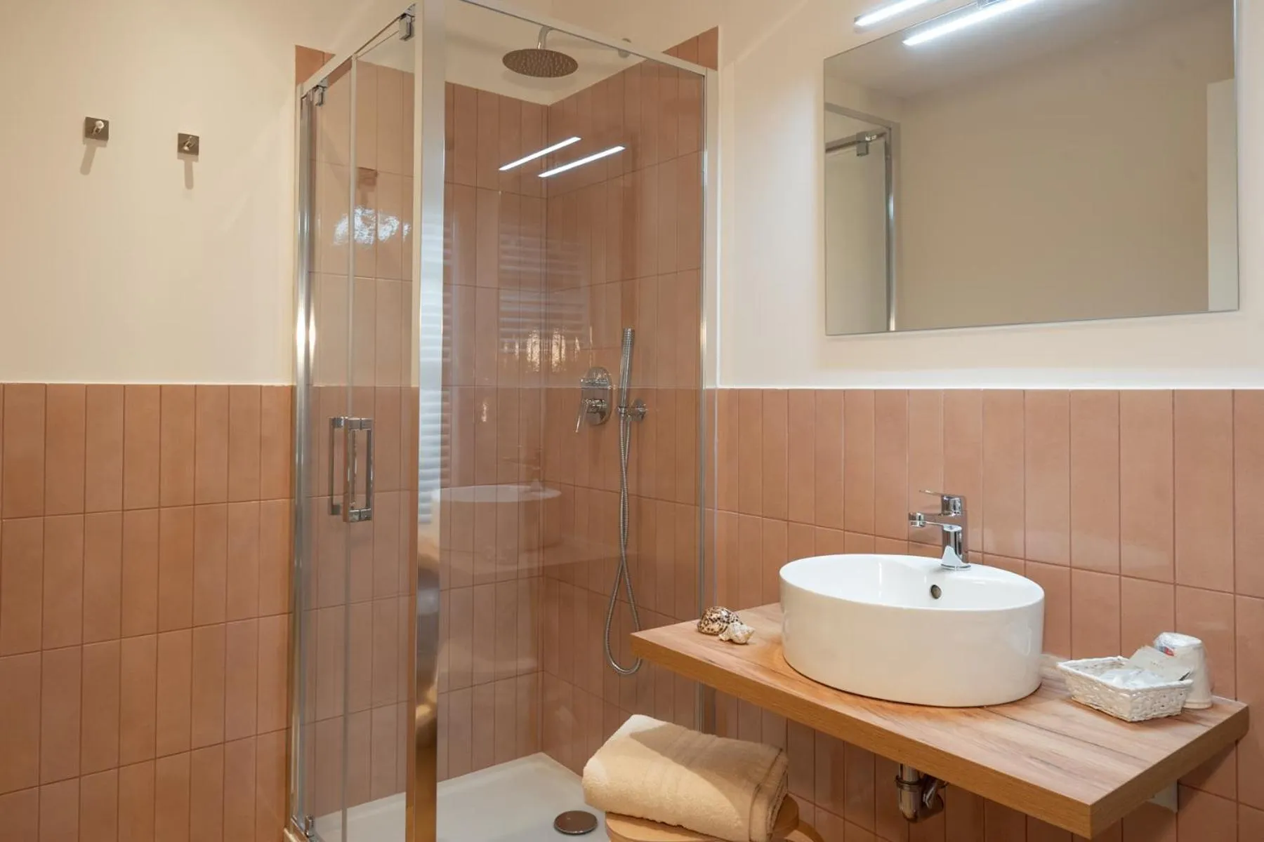 Shower in Hotel Dimorae Rooms and Suites - Apartments