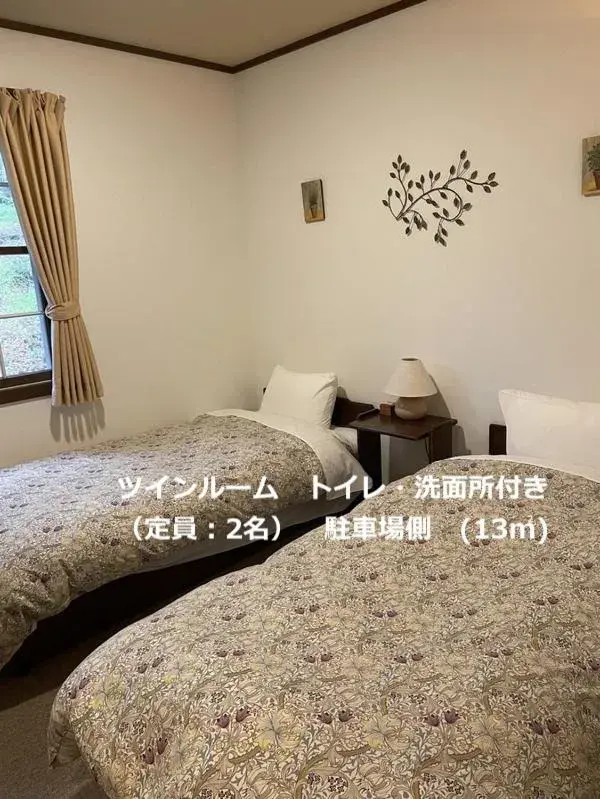 Twin Room with Shared Bathroom in Guesthouse Kreutzer Twin Room with Shared Bathroom in Guesthouse Kreutzer