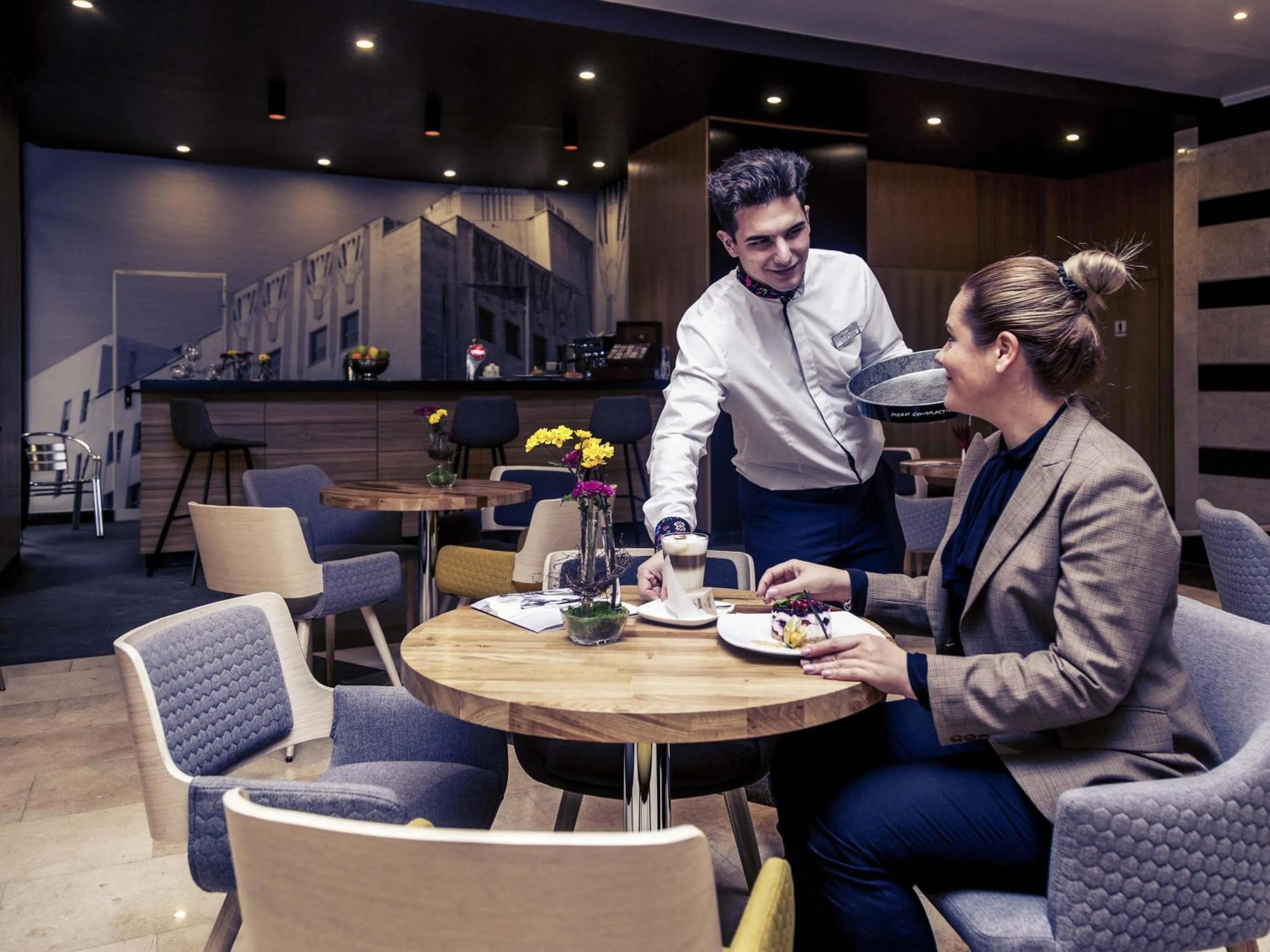 Lounge or bar in Mercure Bucharest Unirii