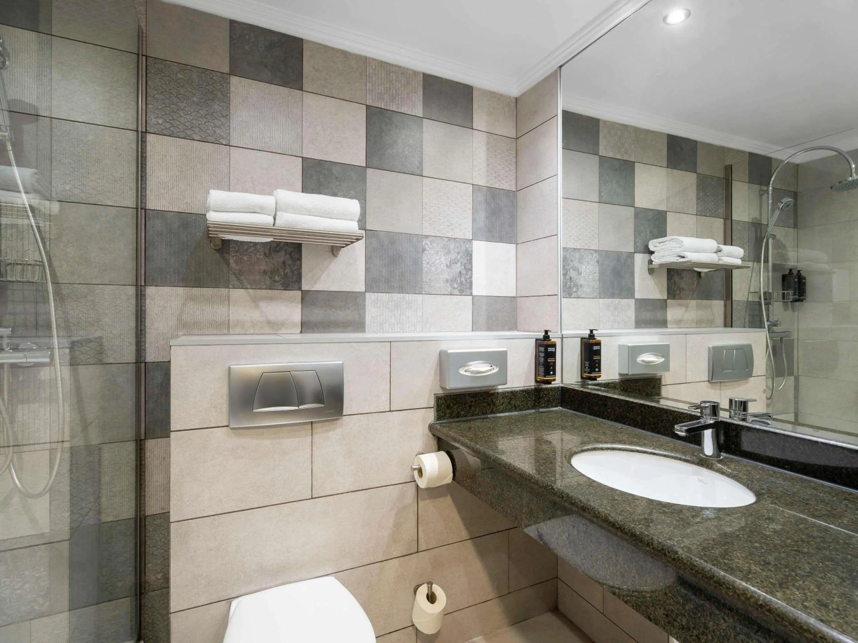 Bedroom in Mercure Bucharest Unirii