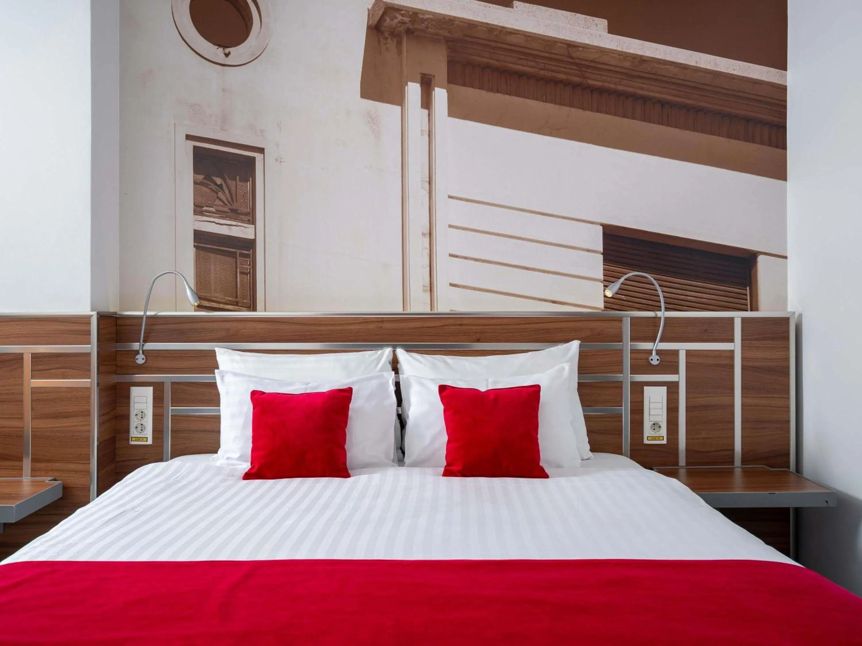 Bedroom, Bed in Mercure Bucharest Unirii